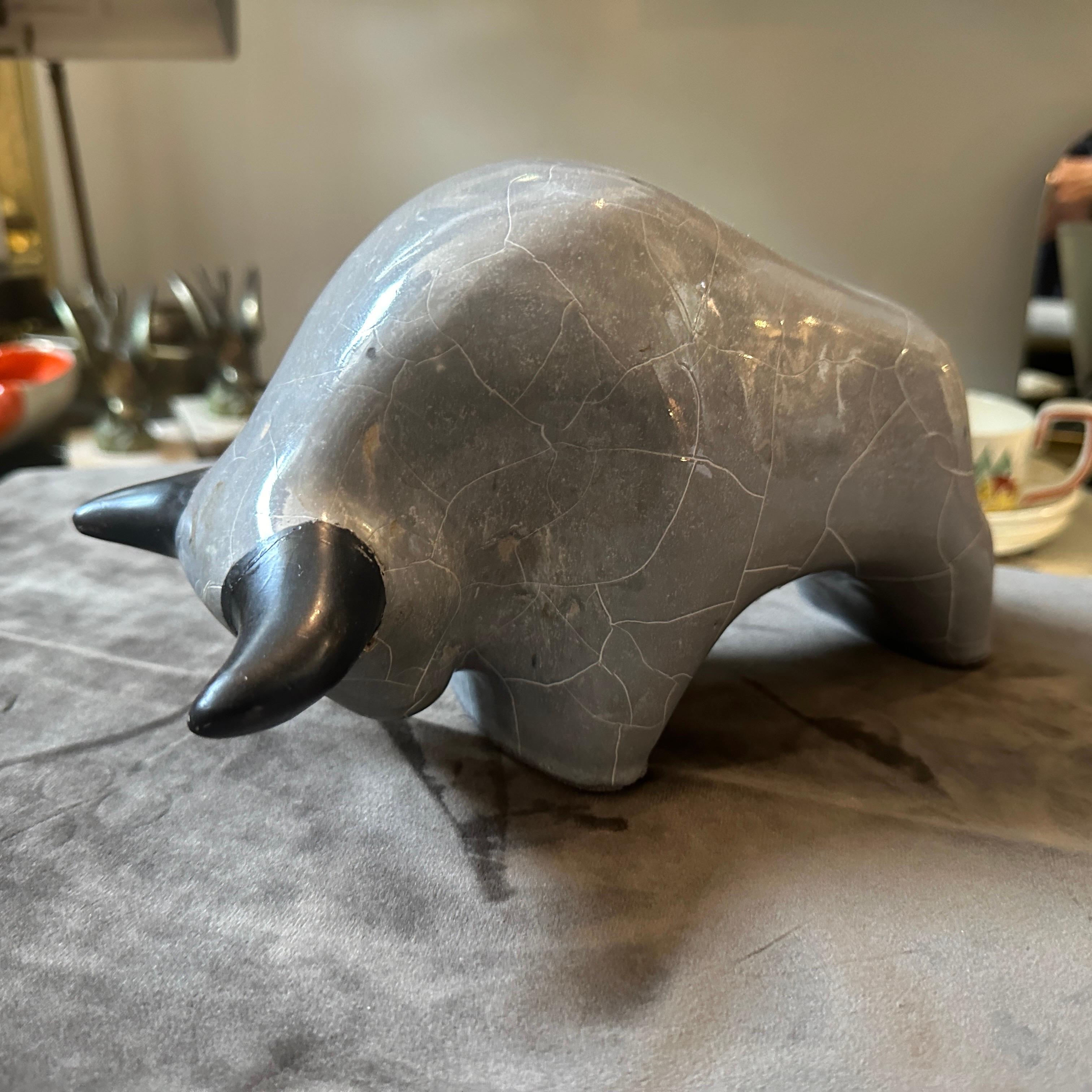 Este Toro de cerámica de Otto Keramik es una pieza de arte en cerámica llamativa y única que personifica la estética del diseño de la época. Creada por el renombrado estudio de cerámica alemán Otto Keramik, esta escultura muestra la audacia y