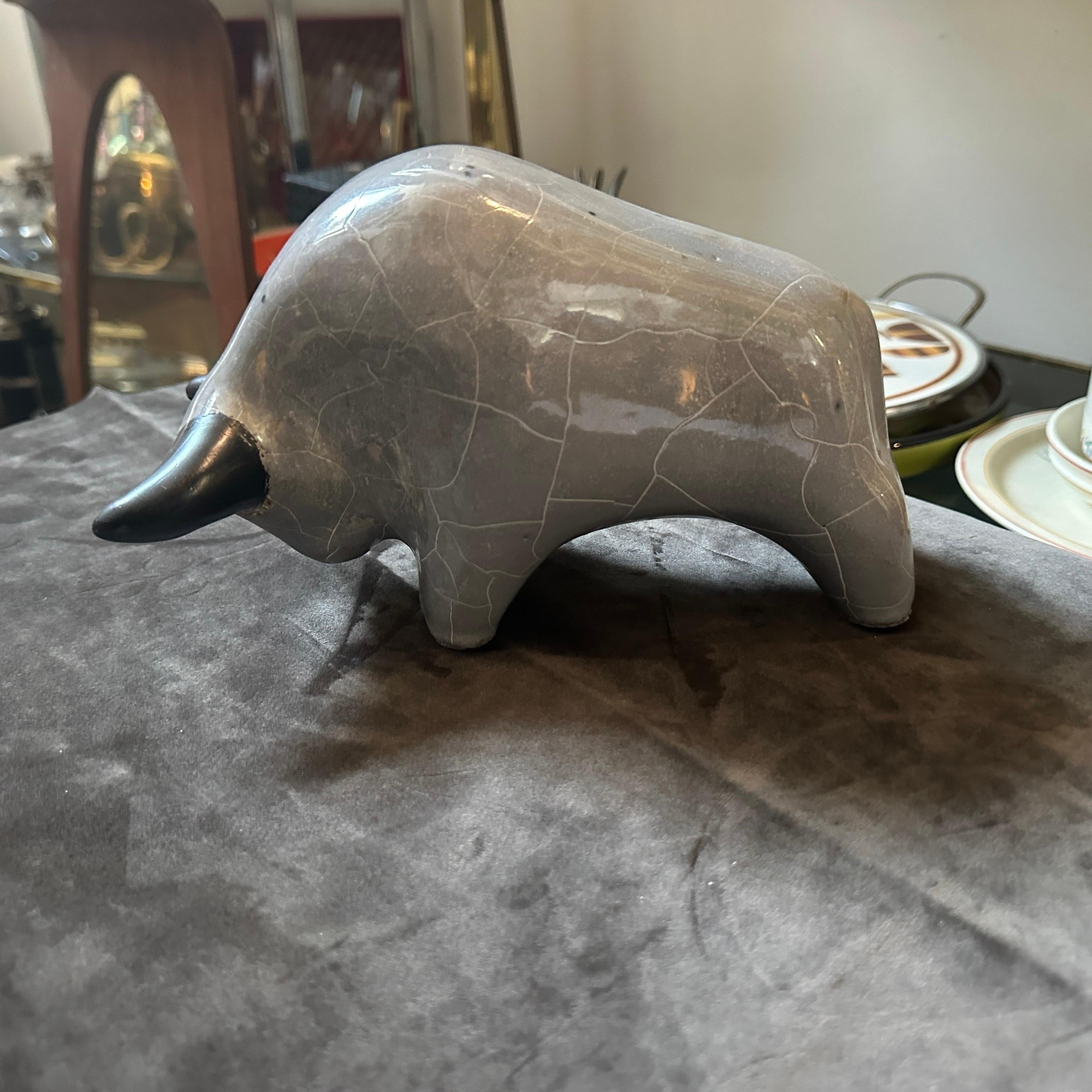 Toro alemán modernista de cerámica de lava gris y negra de los años 80 Moderno en venta