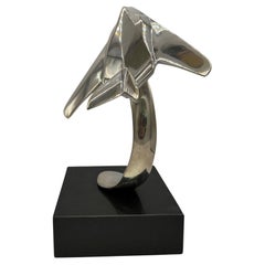 Escultura cromada Lockheed F-117 Nighthawk modernista de los años 80 con base de granito negro