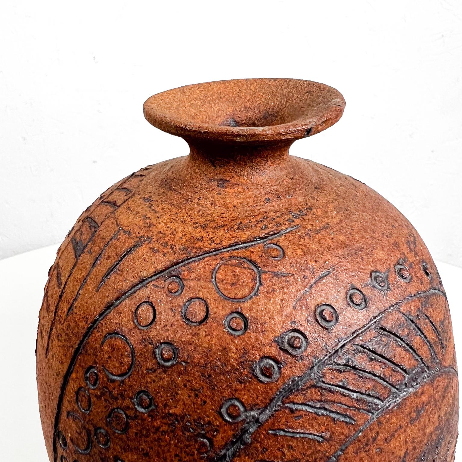 Vase en poterie moderniste Mel aux motifs abstraits texturés des années 1980 Bon état - En vente à Chula Vista, CA