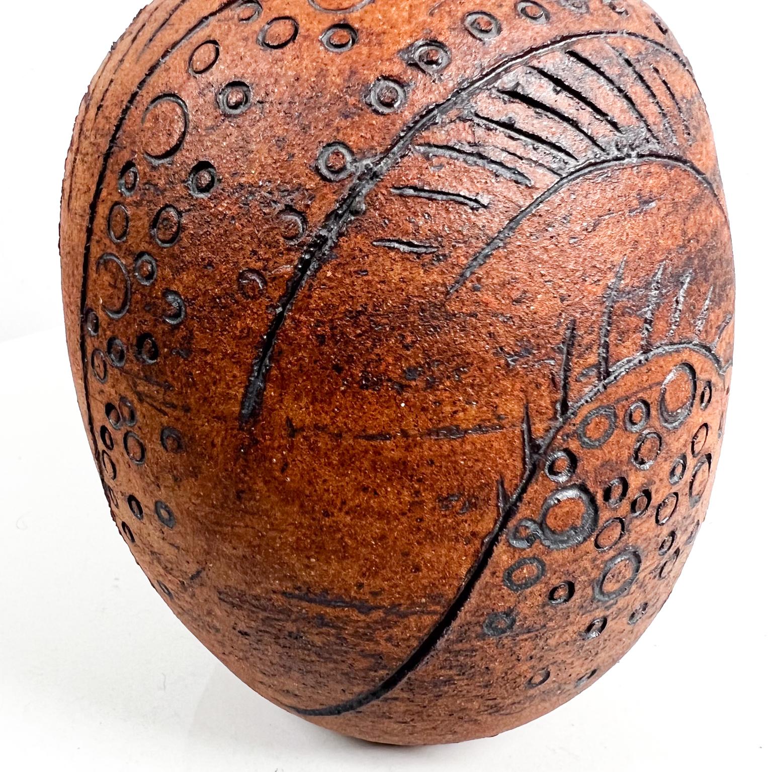 Fin du 20e siècle Vase en poterie moderniste Mel aux motifs abstraits texturés des années 1980 en vente