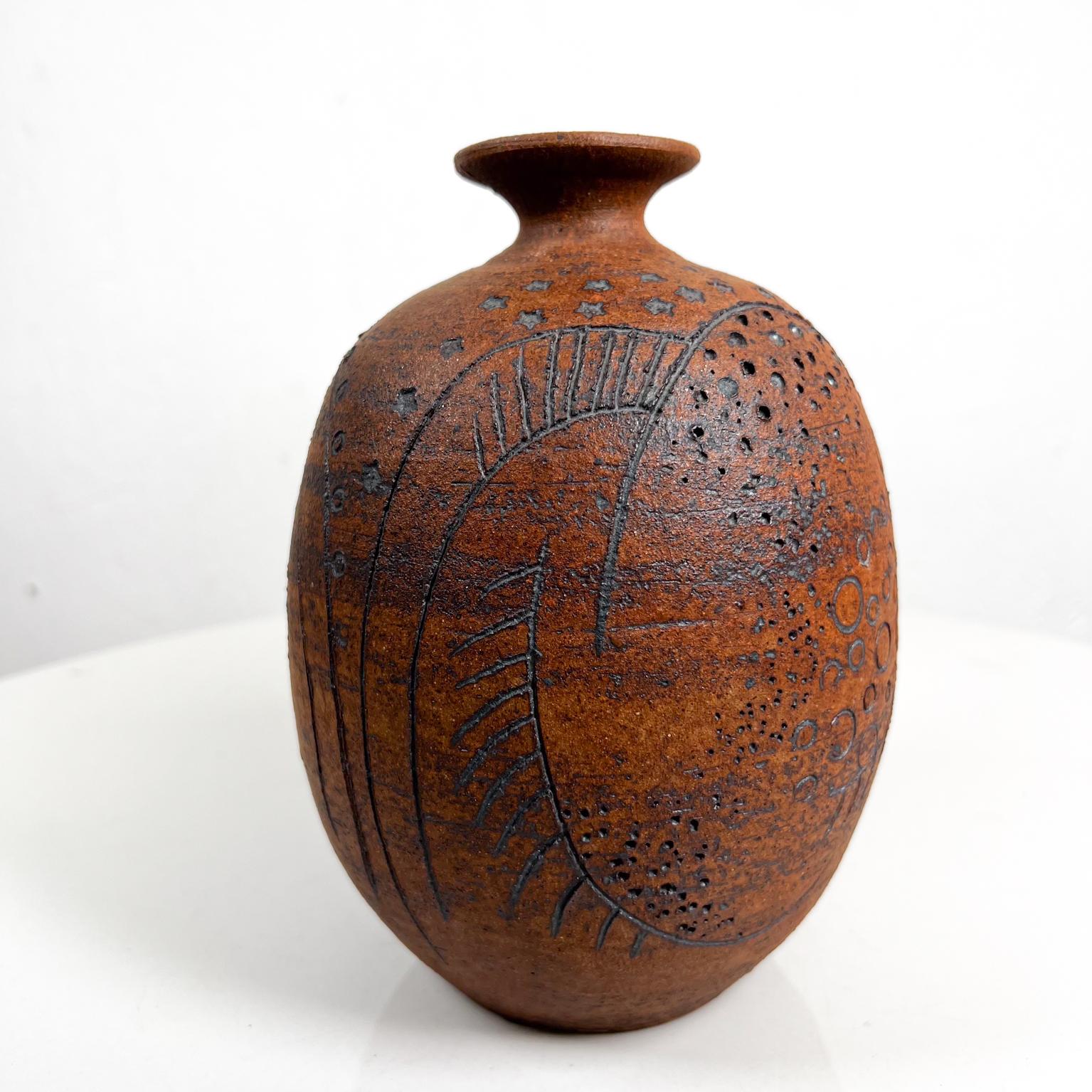1980s Modernist Mel Pottery Vase Textured Abstract Design For Sale 2