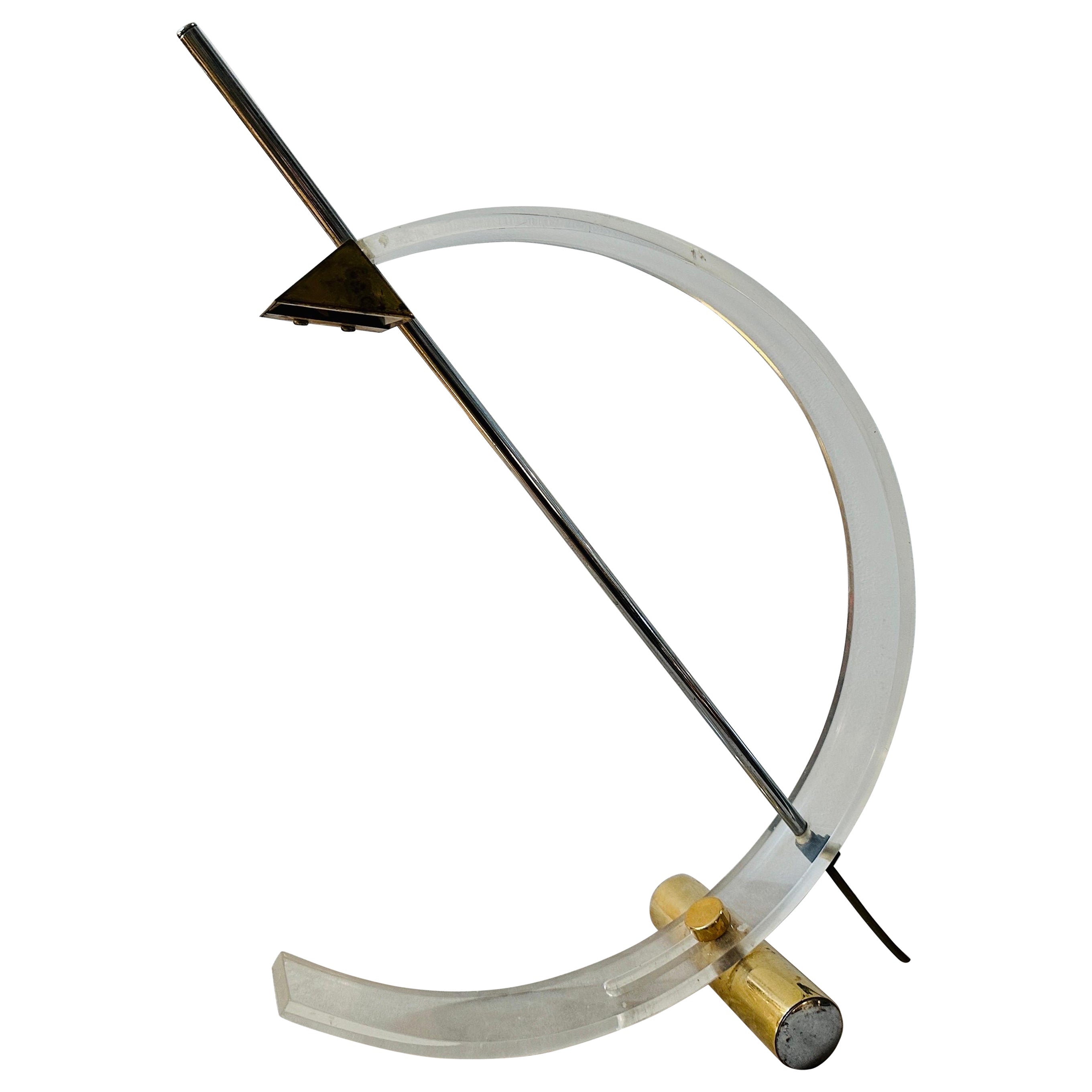1980er Modernist Plexiglas und Messing Italienisches Design Bogen Tischlampe im Angebot