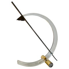 Lampada da tavolo ad arco modernista degli anni '80 in plexiglass e ottone di design italiano