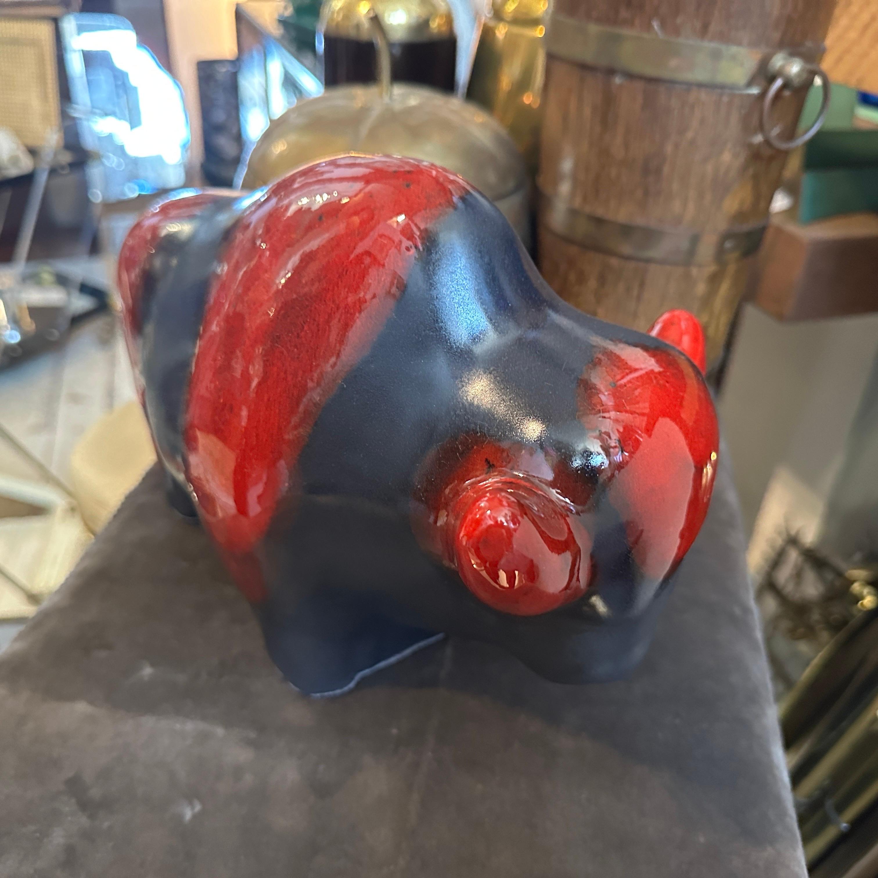 Bisonte alemán de cerámica de lava roja y negra modernista de los años 80 Moderno en venta