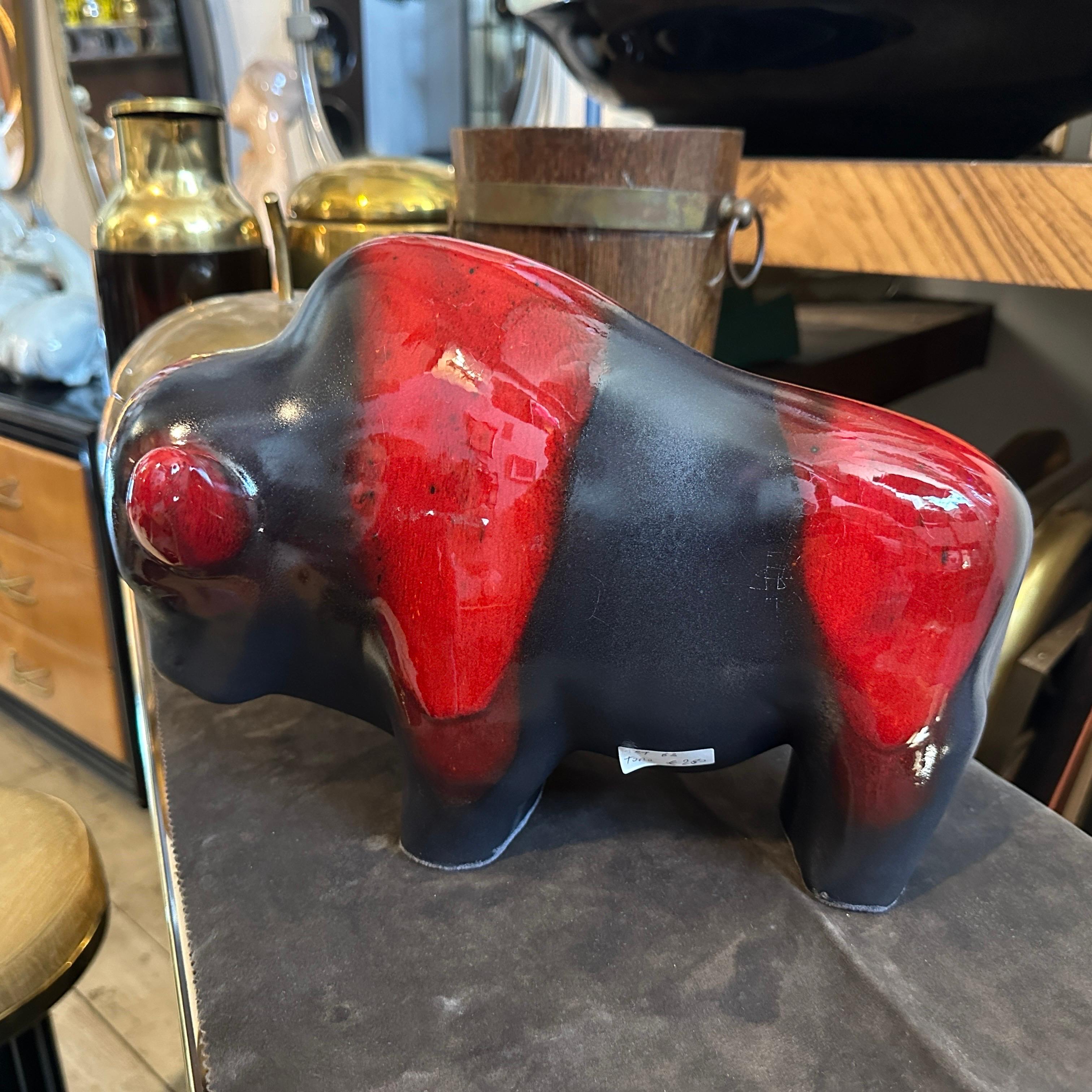 Bisonte alemán de cerámica de lava roja y negra modernista de los años 80 Pintado a mano en venta
