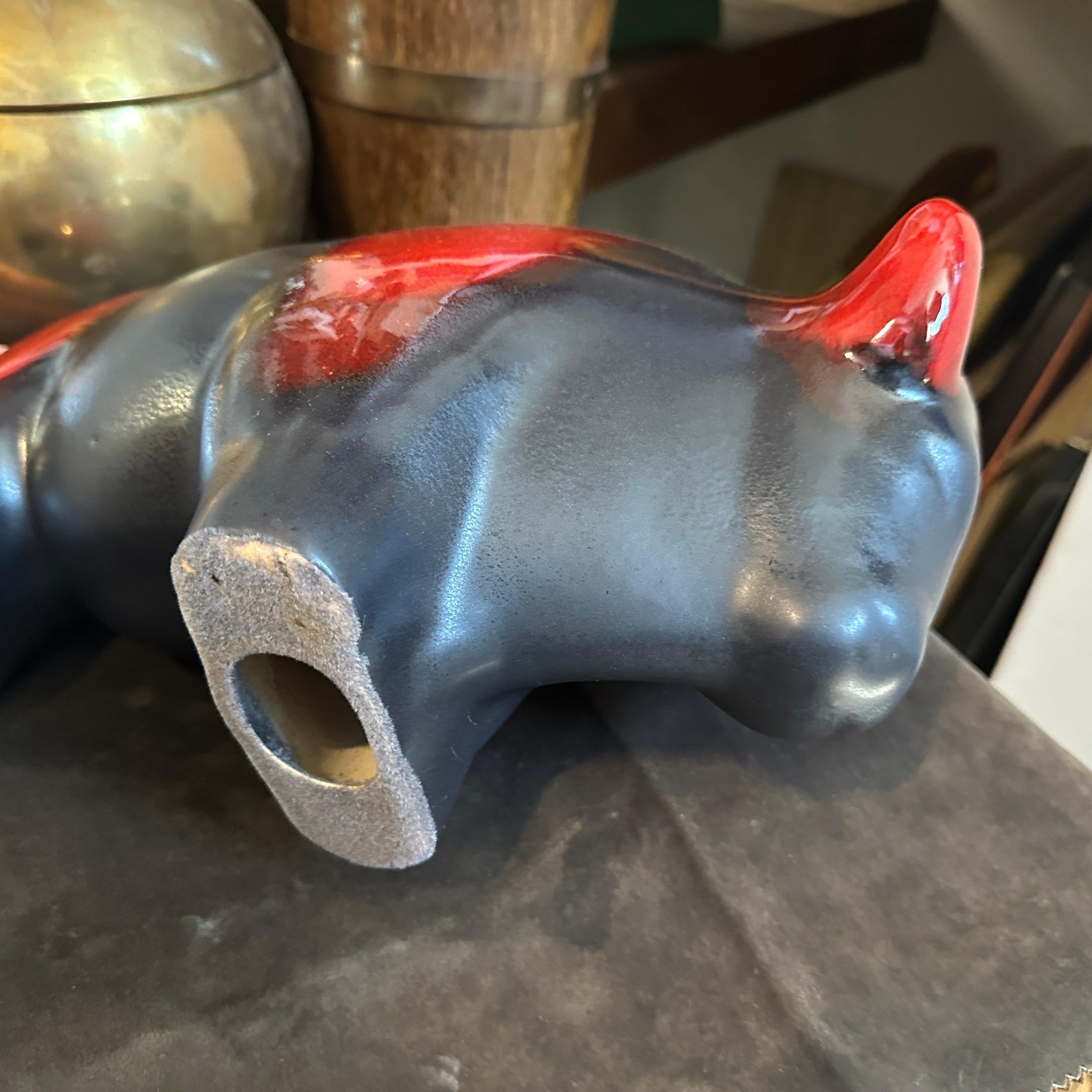 Bisonte alemán de cerámica de lava roja y negra modernista de los años 80 en Bueno estado para la venta en Aci Castello, IT