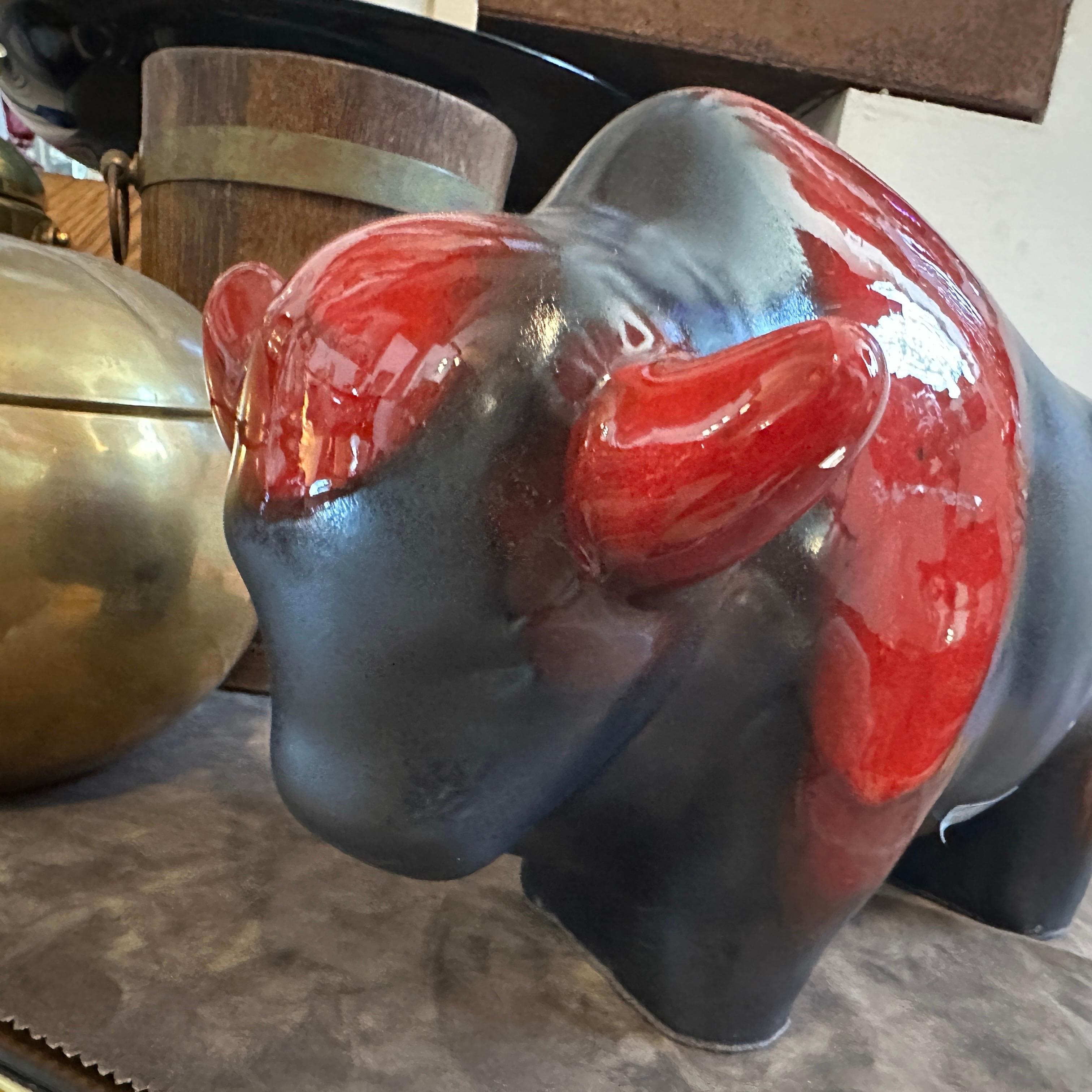 Bisonte alemán de cerámica de lava roja y negra modernista de los años 80 siglo XX en venta