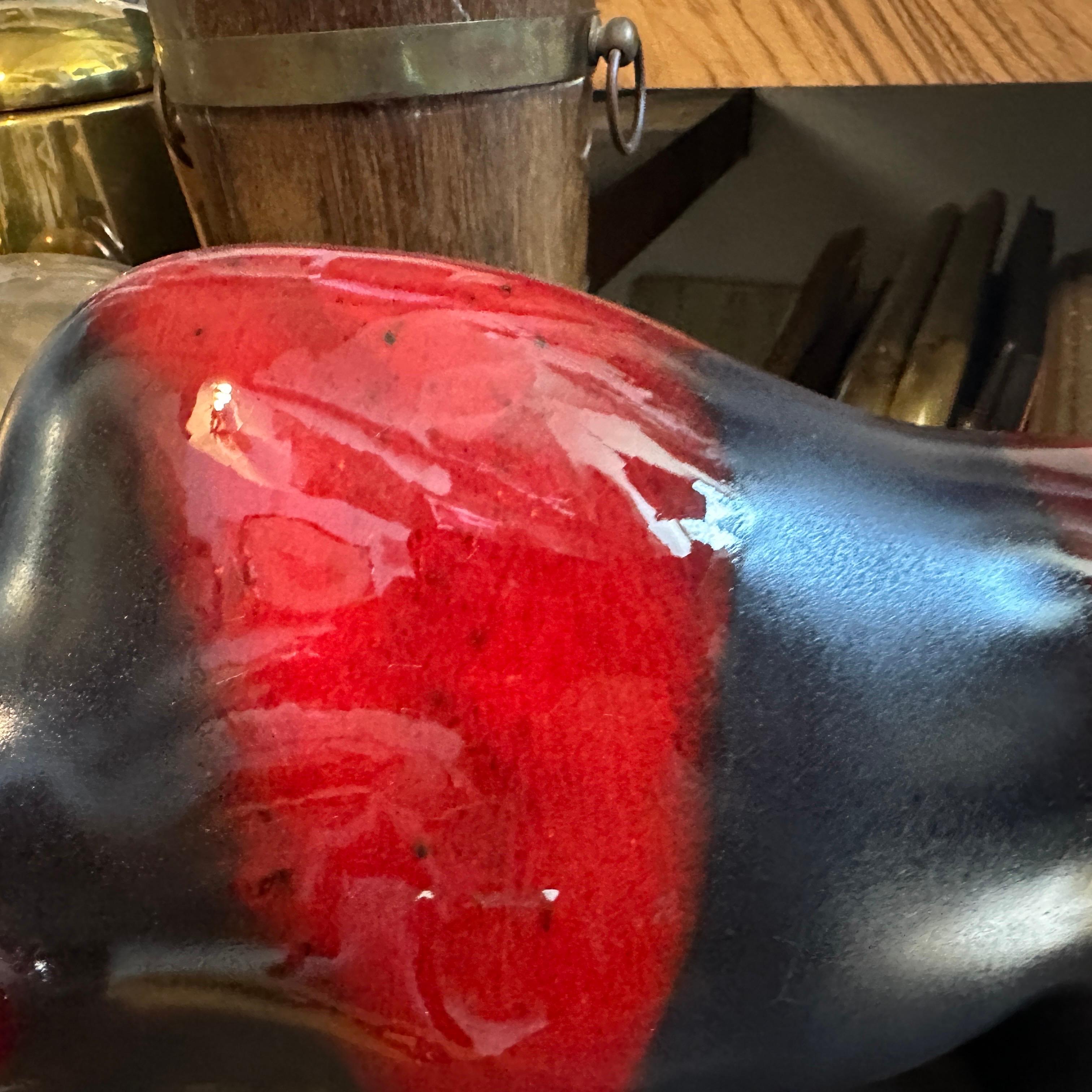 Bisonte alemán de cerámica de lava roja y negra modernista de los años 80 Cerámico en venta