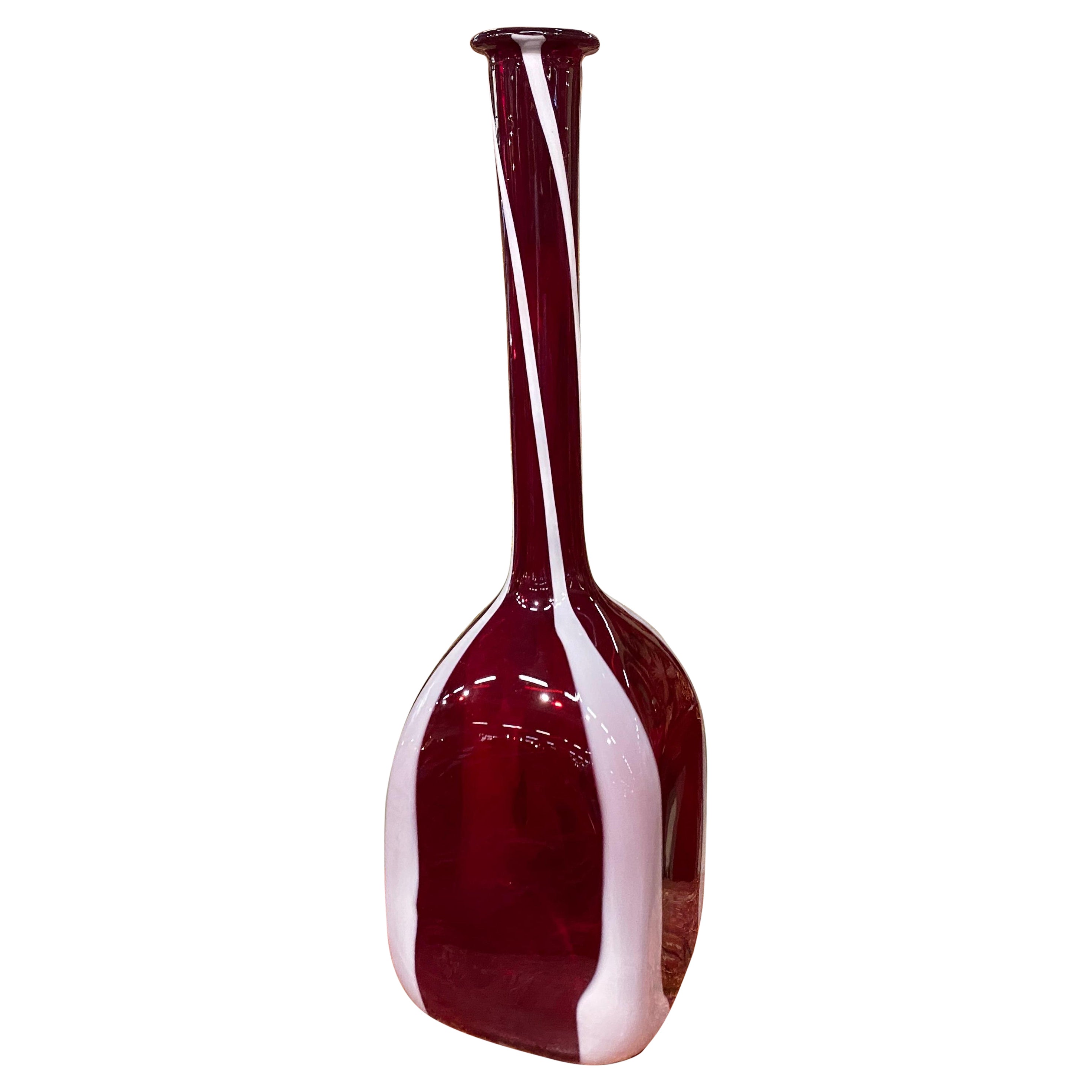 Vaso di vetro di Murano alto rosso e bianco modernista degli anni '80 di Carlo Moretti