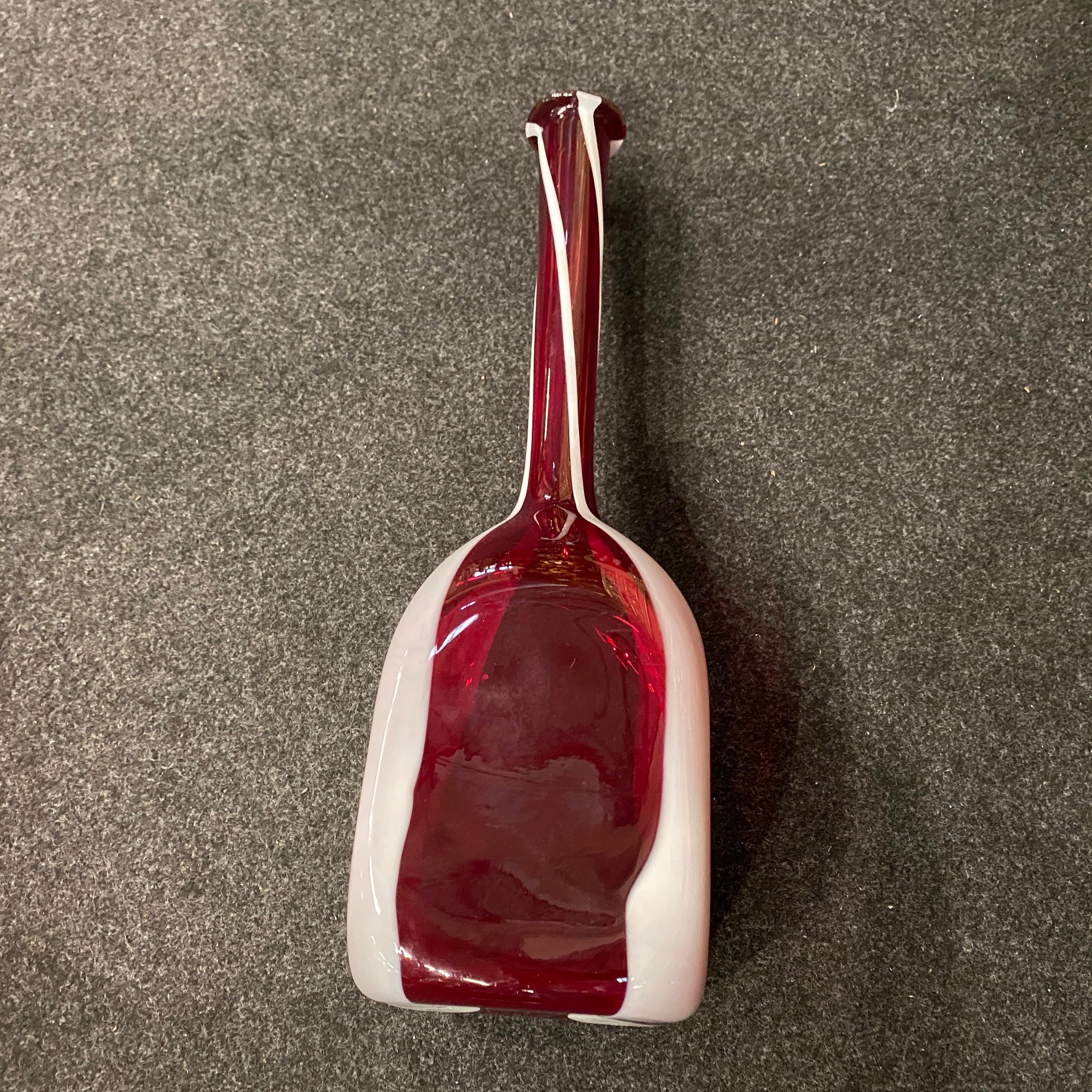 1980s Modernist Red and White Tall Murano Glass Bottle Vase by Carlo Moretti For Sale 4