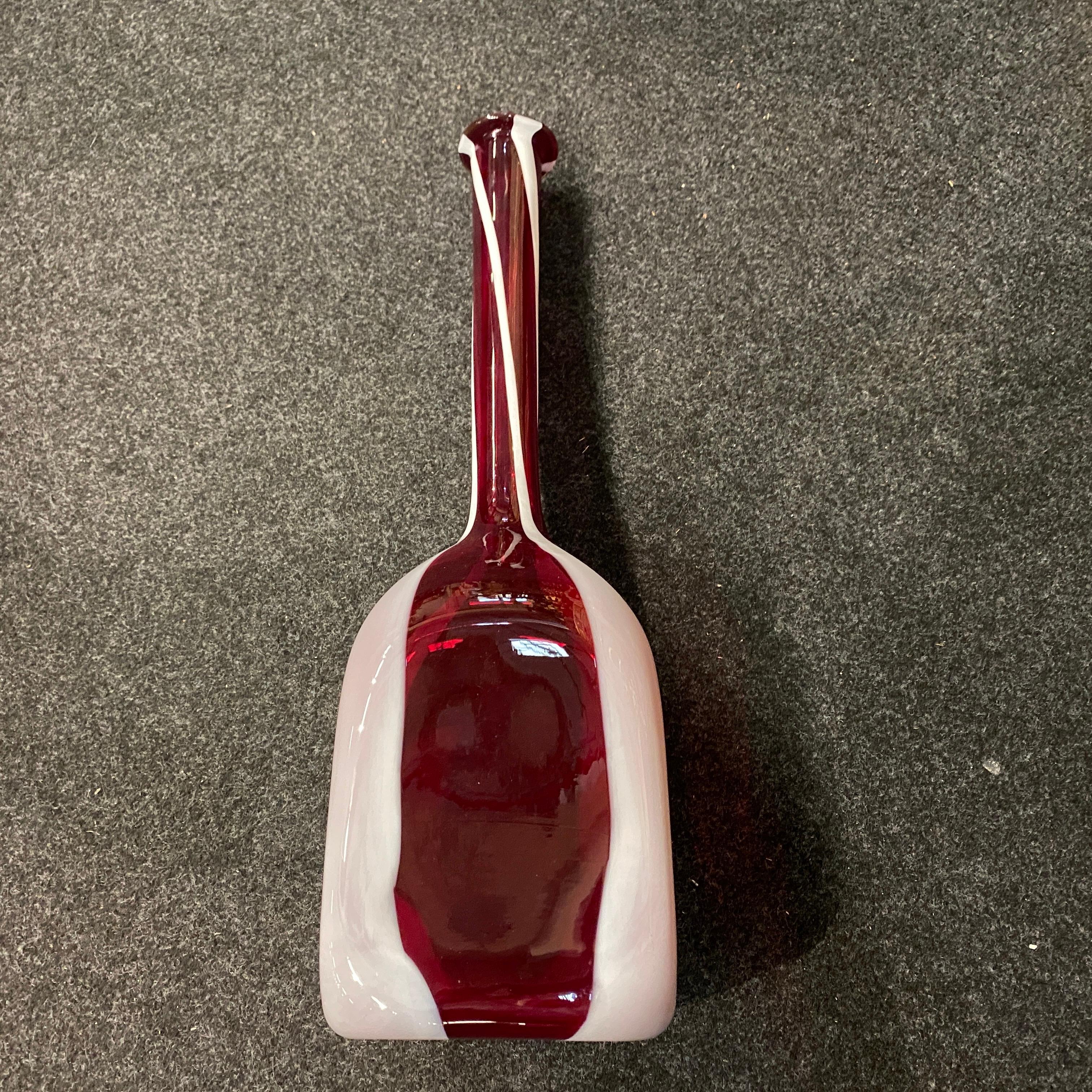 1980s Modernist Red and White Tall Murano Glass Bottle Vase by Carlo Moretti For Sale 5