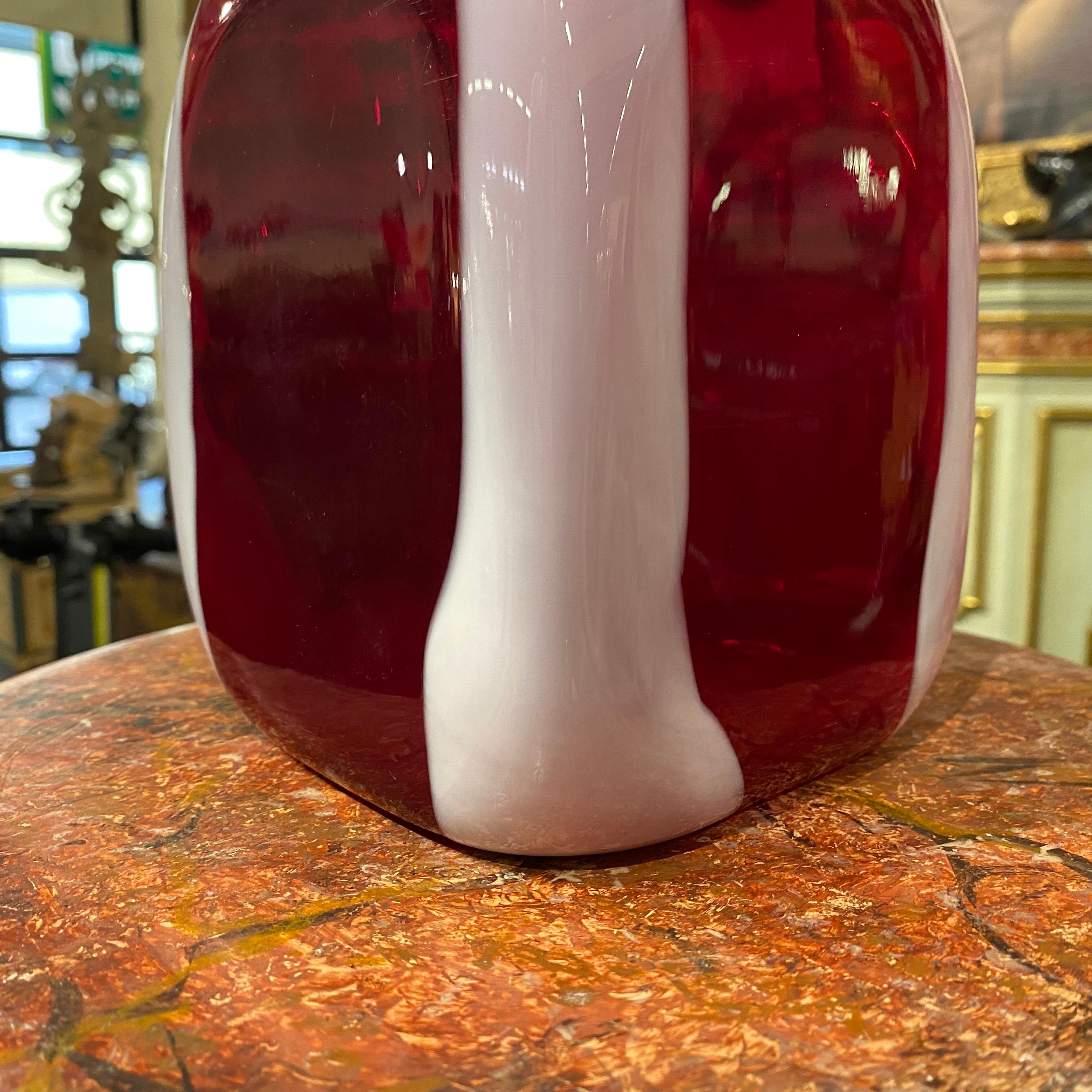 1980s Modernist Red and White Tall Murano Glass Bottle Vase by Carlo Moretti In Excellent Condition For Sale In Aci Castello, IT