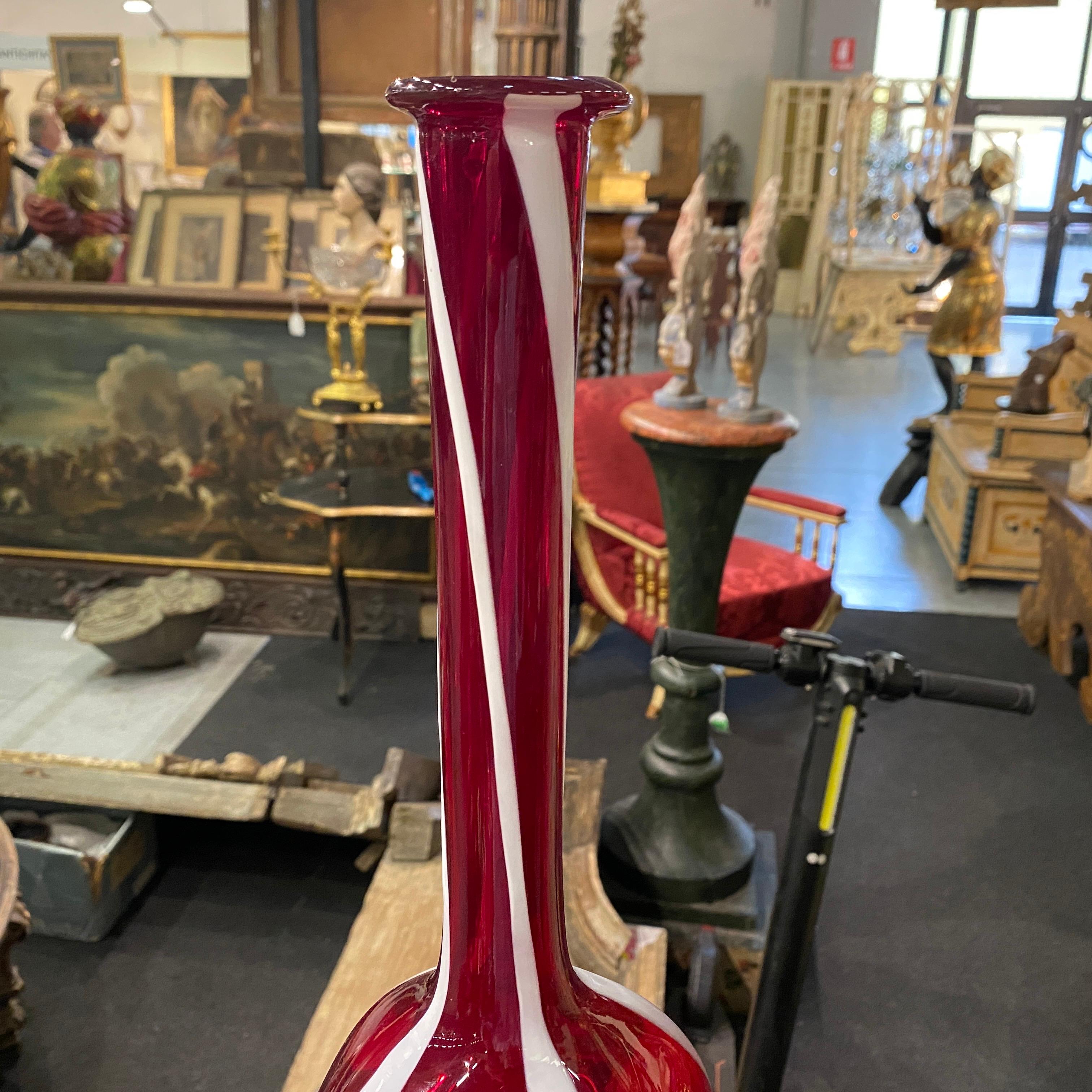 1980s Modernist Red and White Tall Murano Glass Bottle Vase by Carlo Moretti For Sale 2