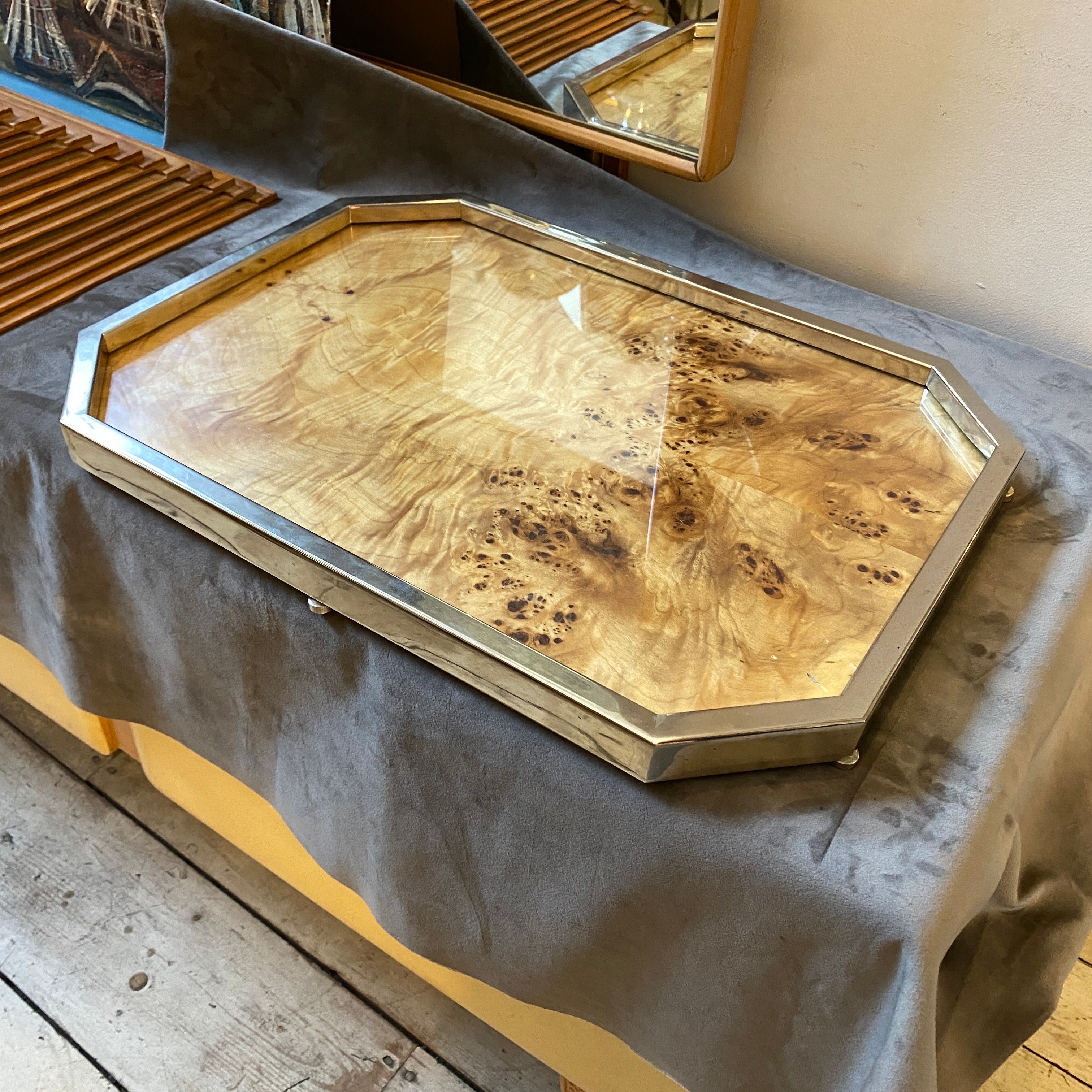 A modernist octagonal serving tray designed and manufactured in Italy in the Eighties by Jet Set Milano. The tray it's in very good conditions in all parts, the metal part it hasn't any rust or similar.