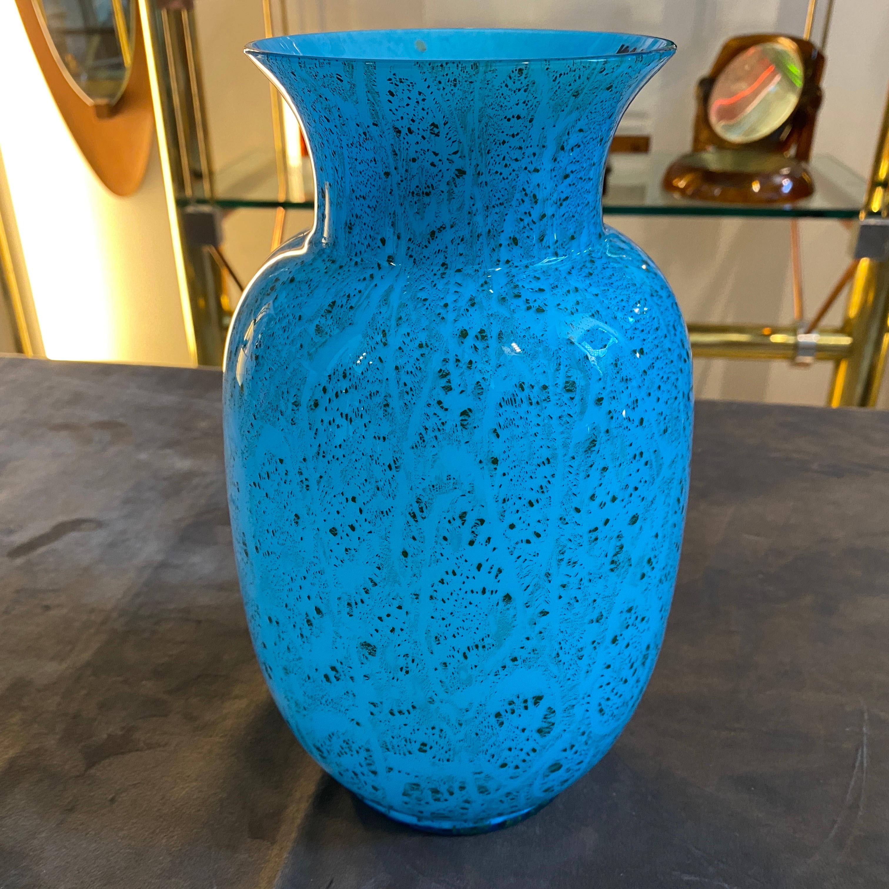 Un vase turquoise et noir conçu et fabriqué à Venise dans les années 80 par VeArt est en parfait état. Dans les années 1980, le mouvement moderniste battait son plein et le verrier italien VeArt était à l'avant-garde de cette période passionnante du