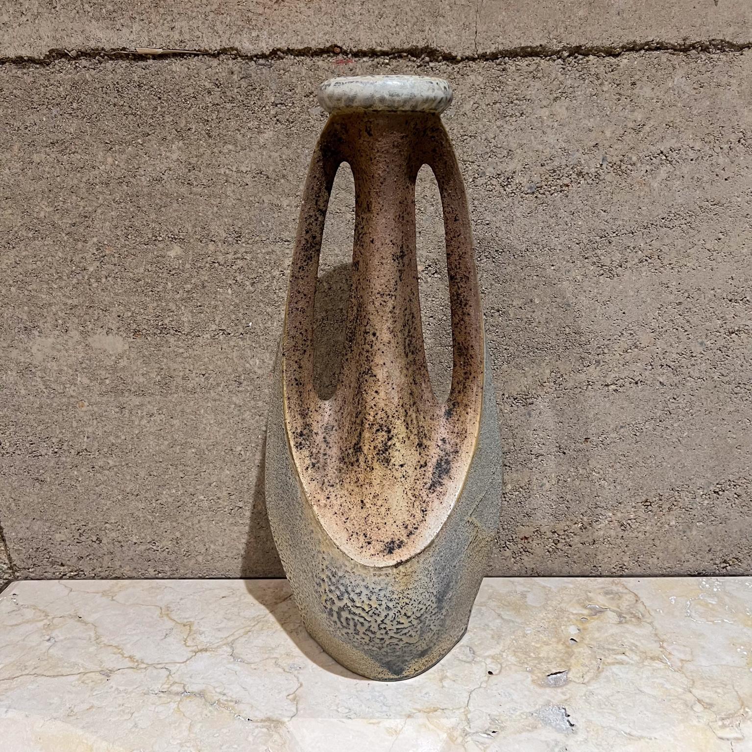 Vintage Ceramic Vase Art Pottery signed Chico Ribeiro Munoz
Modern sculptural design
17.25 h x 7.5 d x 7.5 d
Preowned original unrestored vintage condition
See images provided.