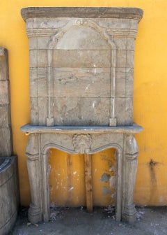 Camino monumentale degli anni ’80 in pietra scolpita, in stile barocco francese