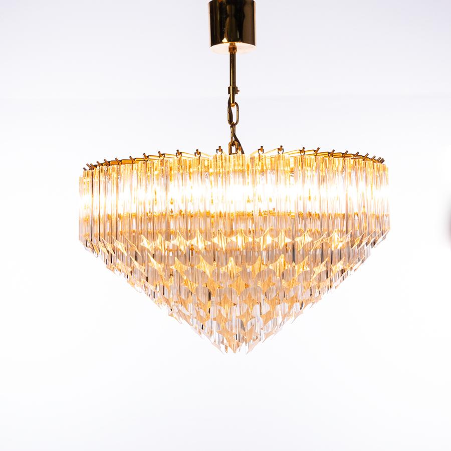 Marvelous sophisticated design with 184 Triedri crystals and brass structure. 127 medium kristals and 57 large Triedri shaped kristal. The elements of this typical chandelier are called Triedri, for its triangular shape crystals.
