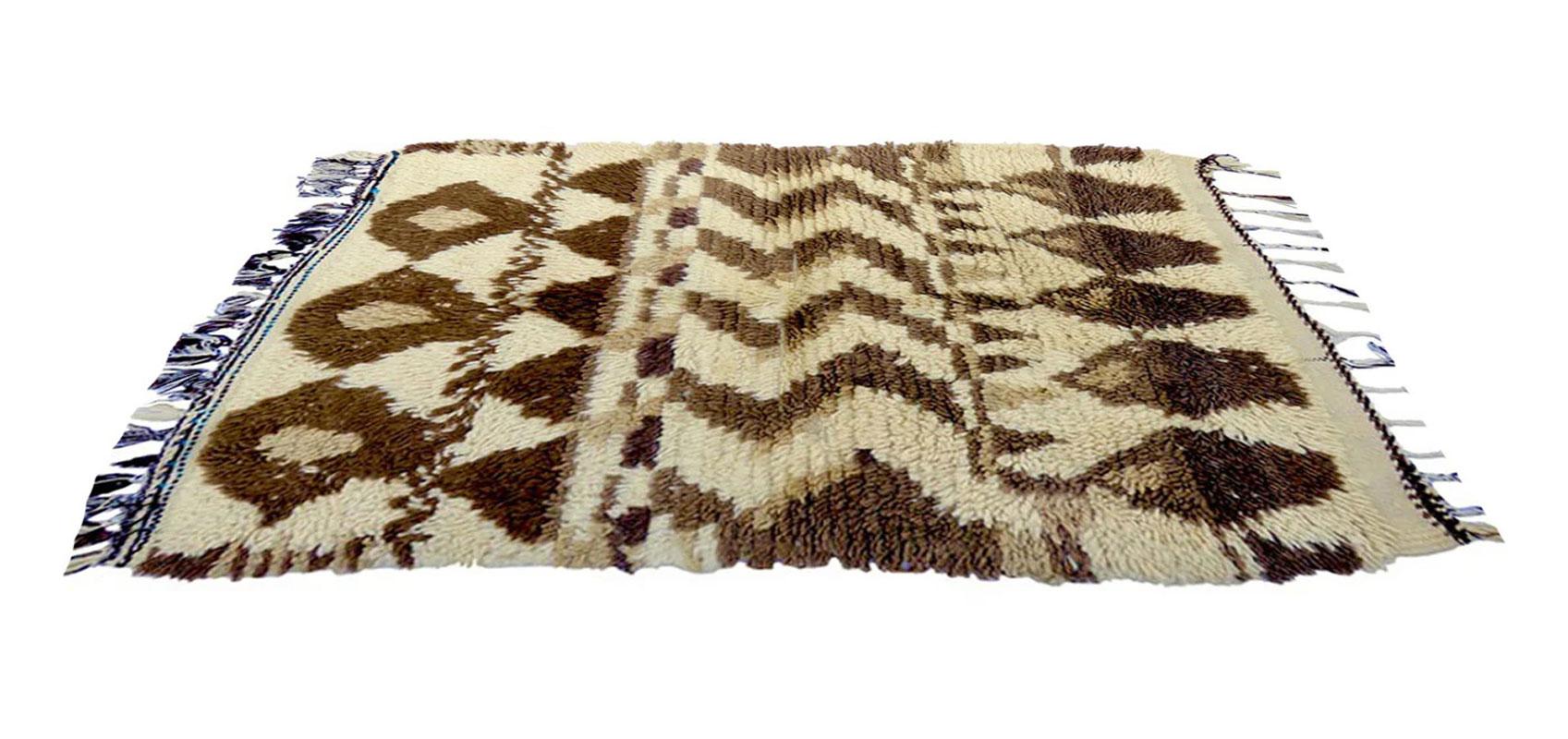 1980s Moroccan Azilal Rug 3'10 x 5'6 In Good Condition For Sale In Los Angeles, CA