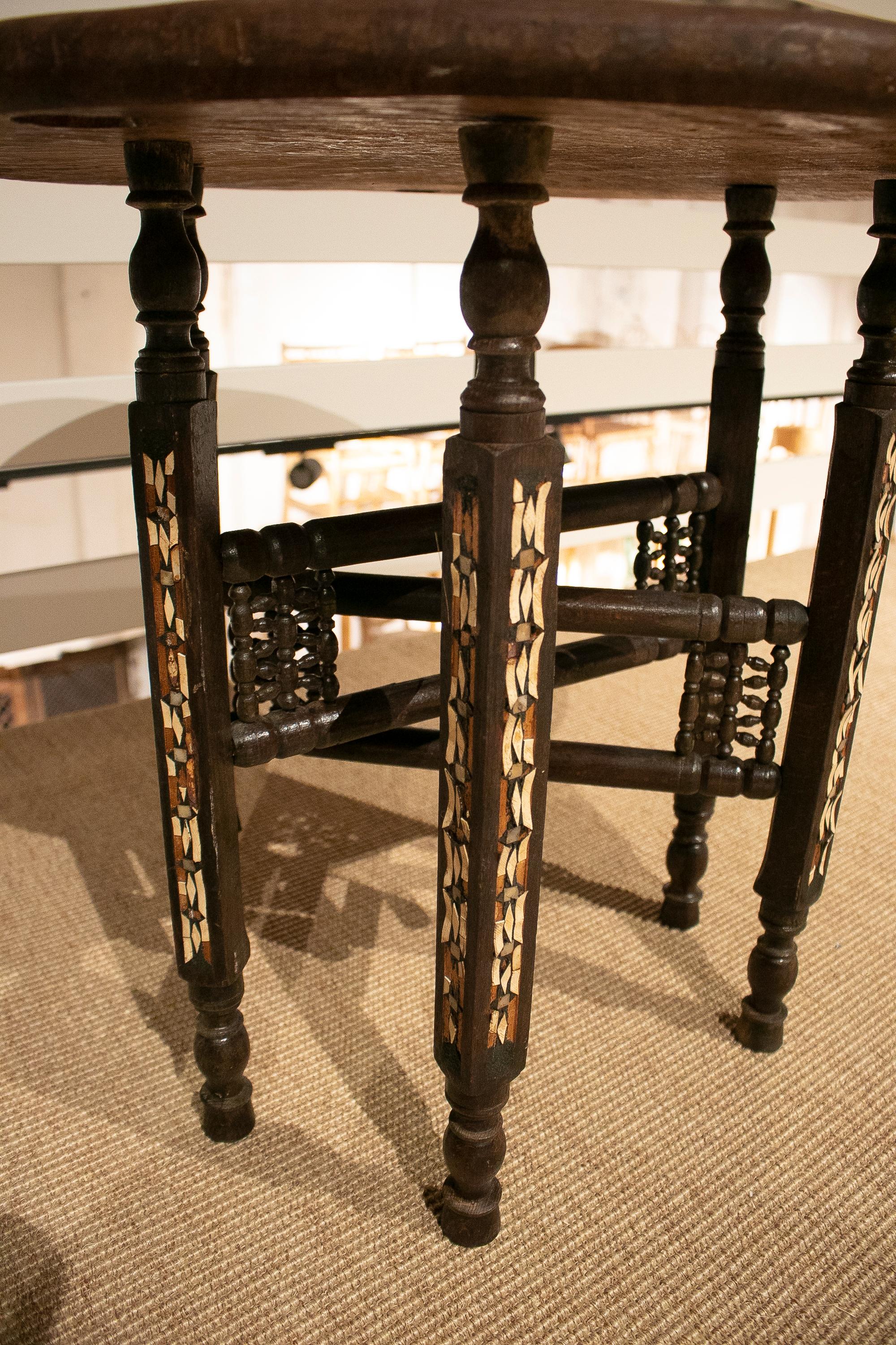 Table marocaine des années 1980, sculptée à la main, ronde, en bois incrusté en vente 1