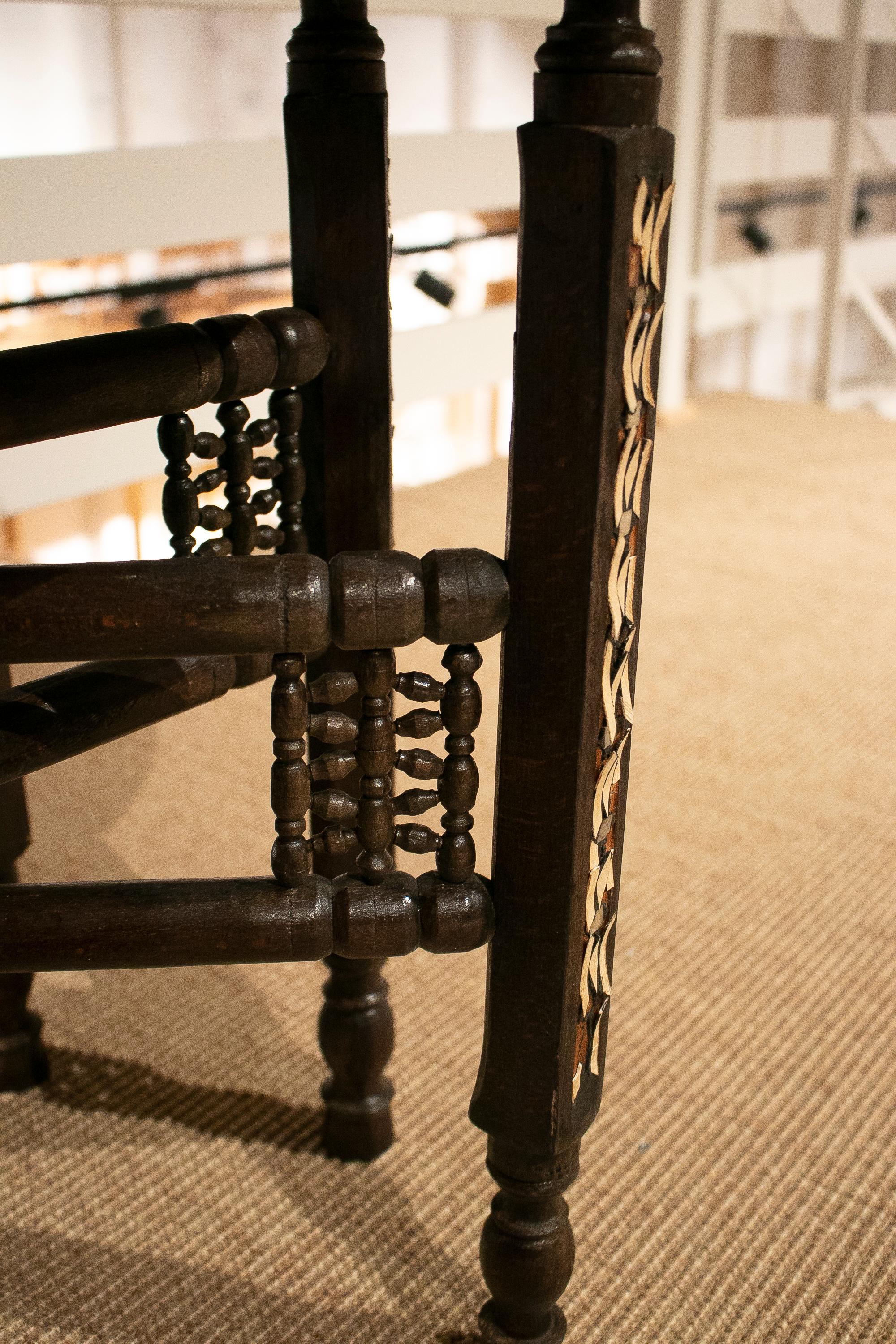 Table marocaine des années 1980, sculptée à la main, ronde, en bois incrusté en vente 3