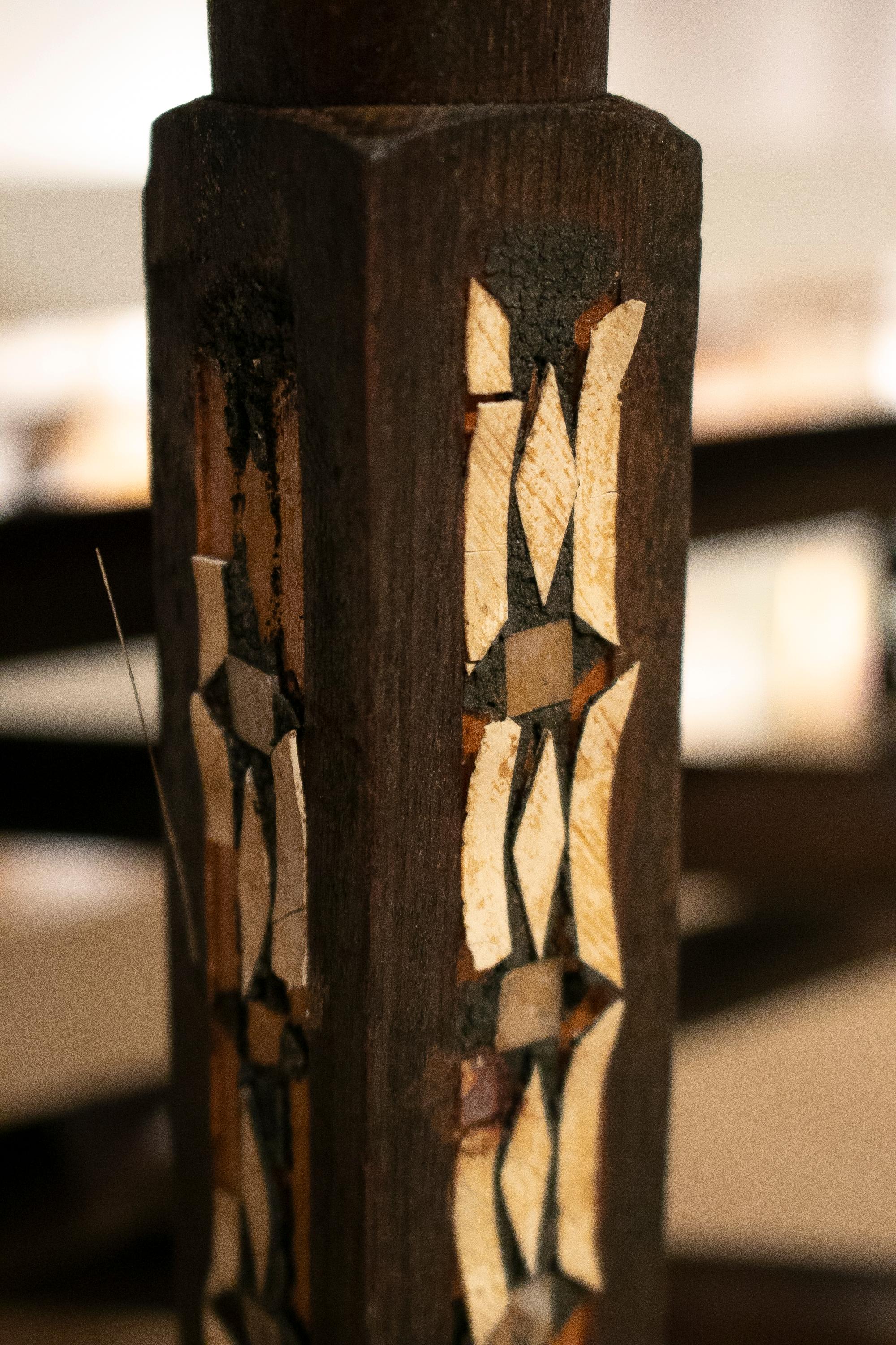 Table marocaine des années 1980, sculptée à la main, ronde, en bois incrusté en vente 4