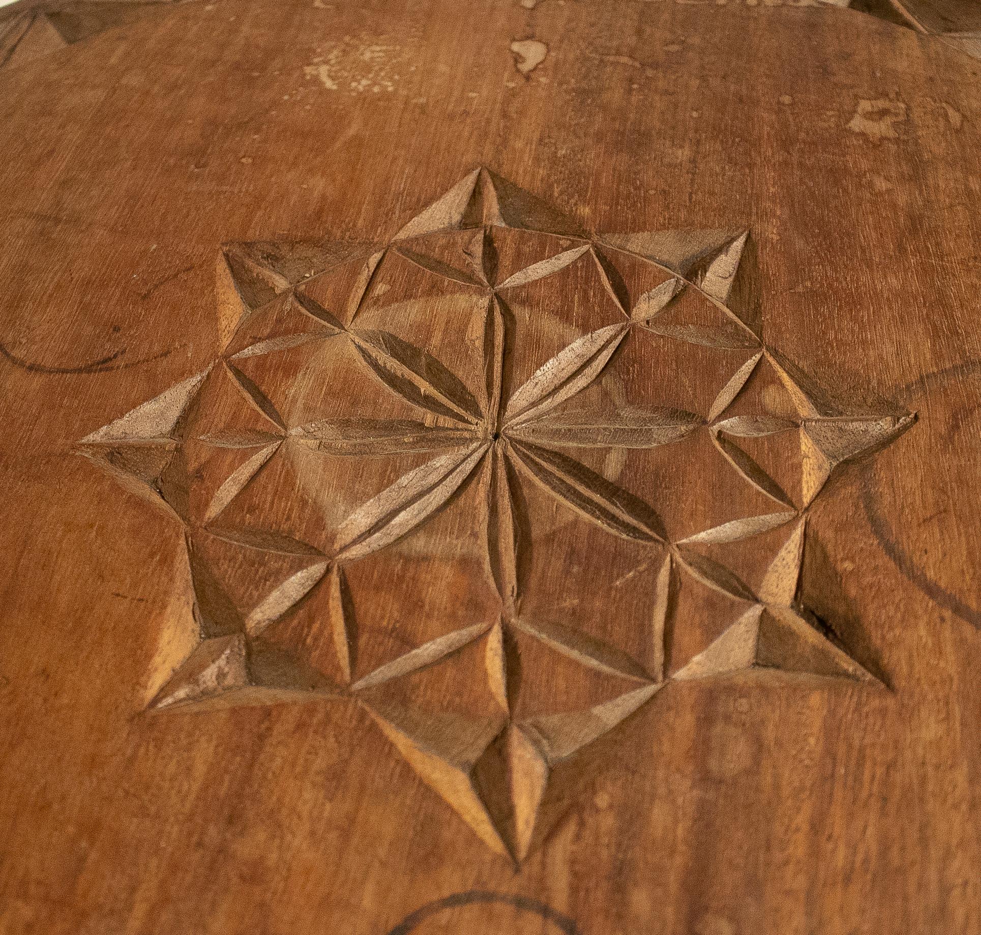 1980s Moroccan Hand Carved Round Wooden Inlay Table In Good Condition For Sale In Marbella, ES