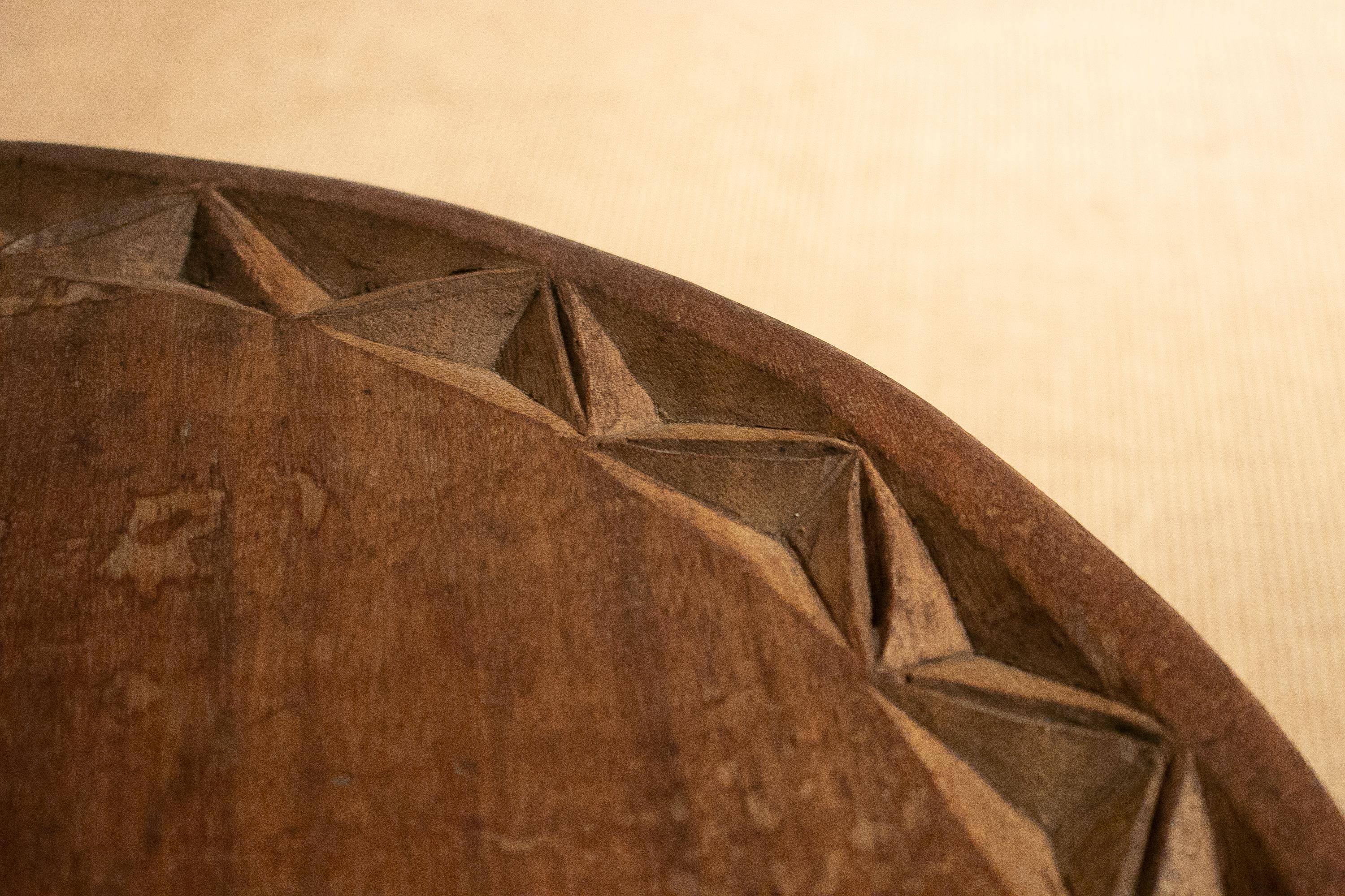 Marocain Table marocaine des années 1980, sculptée à la main, ronde, en bois incrusté en vente