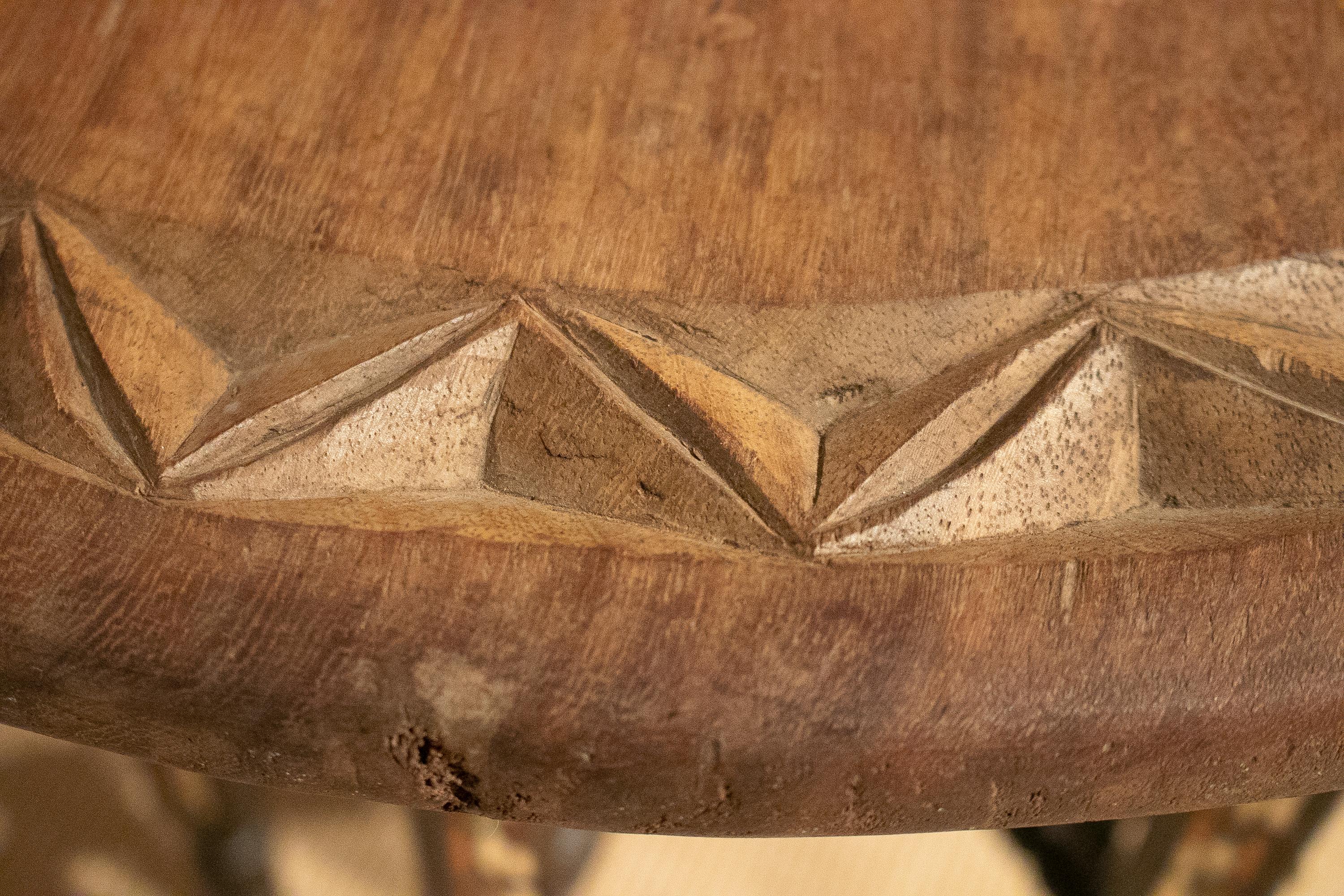 Fin du 20e siècle Table marocaine des années 1980, sculptée à la main, ronde, en bois incrusté en vente