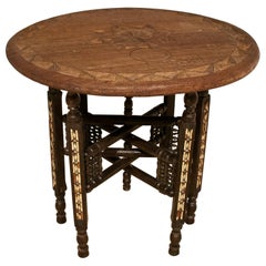 Table marocaine des années 1980, sculptée à la main, ronde, en bois incrusté