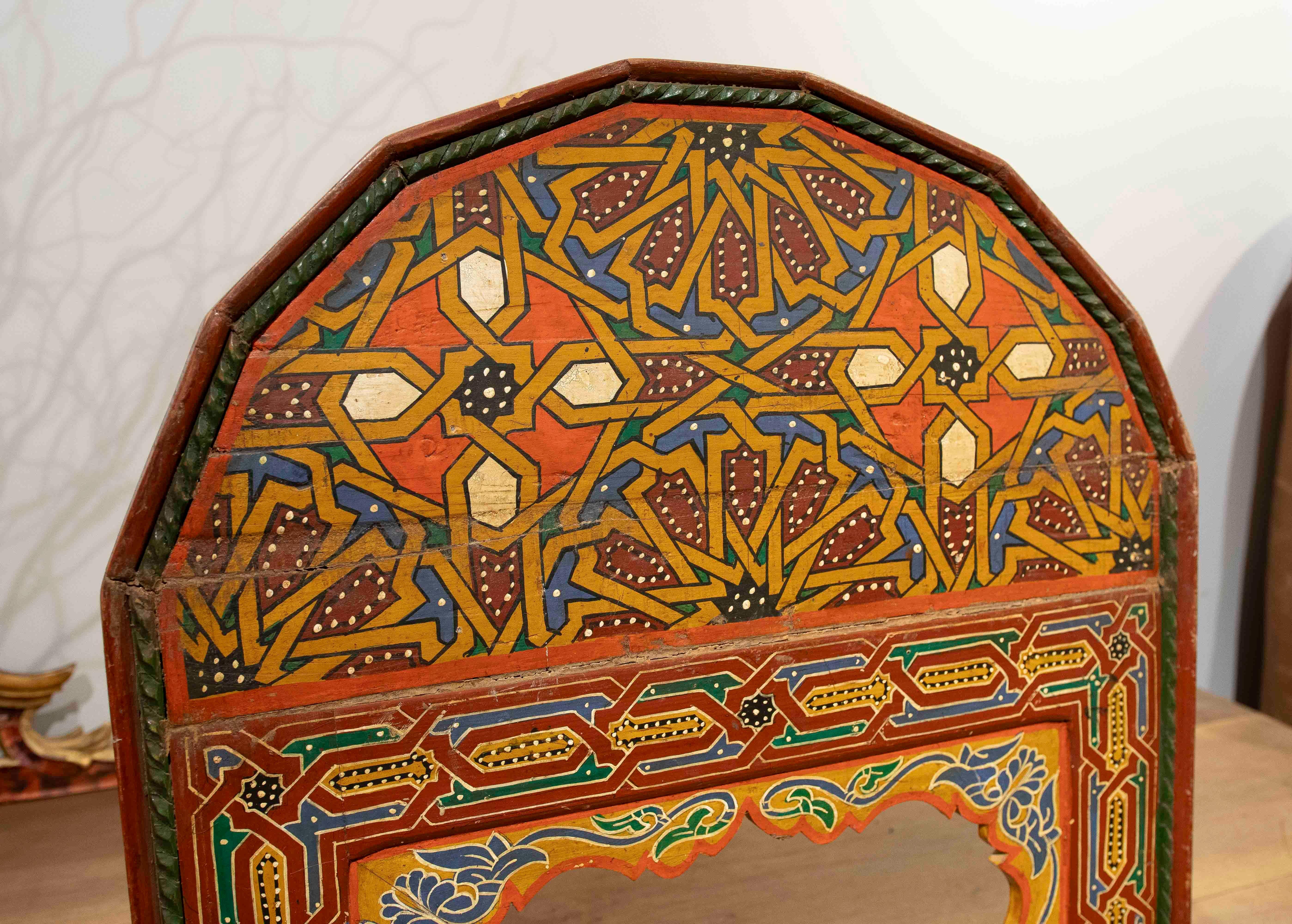 Marocain Miroir marocain polychrome des années 1980 avec design géométrique fait à la main en vente