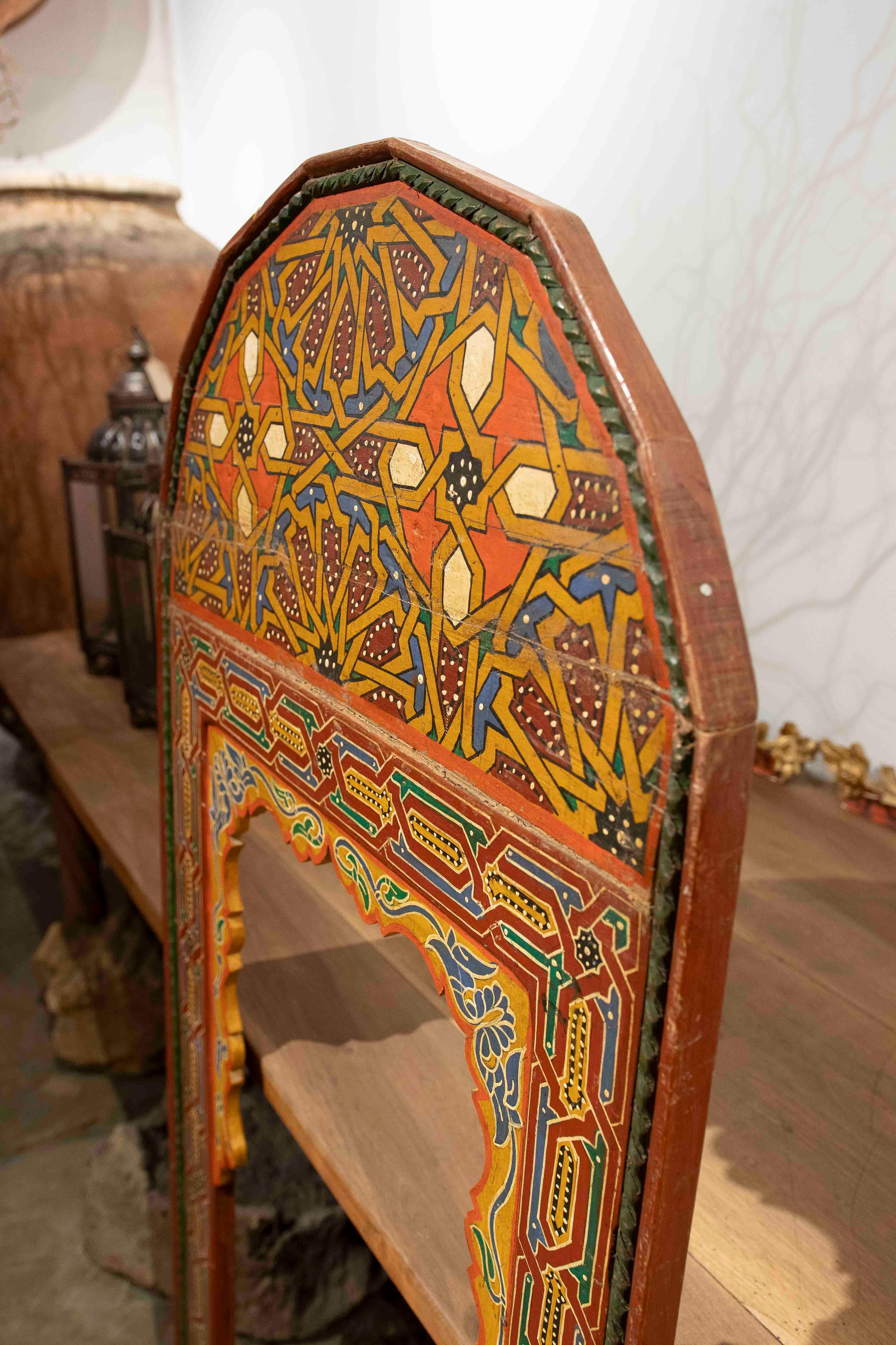 Peint à la main Miroir marocain polychrome des années 1980 avec design géométrique fait à la main en vente