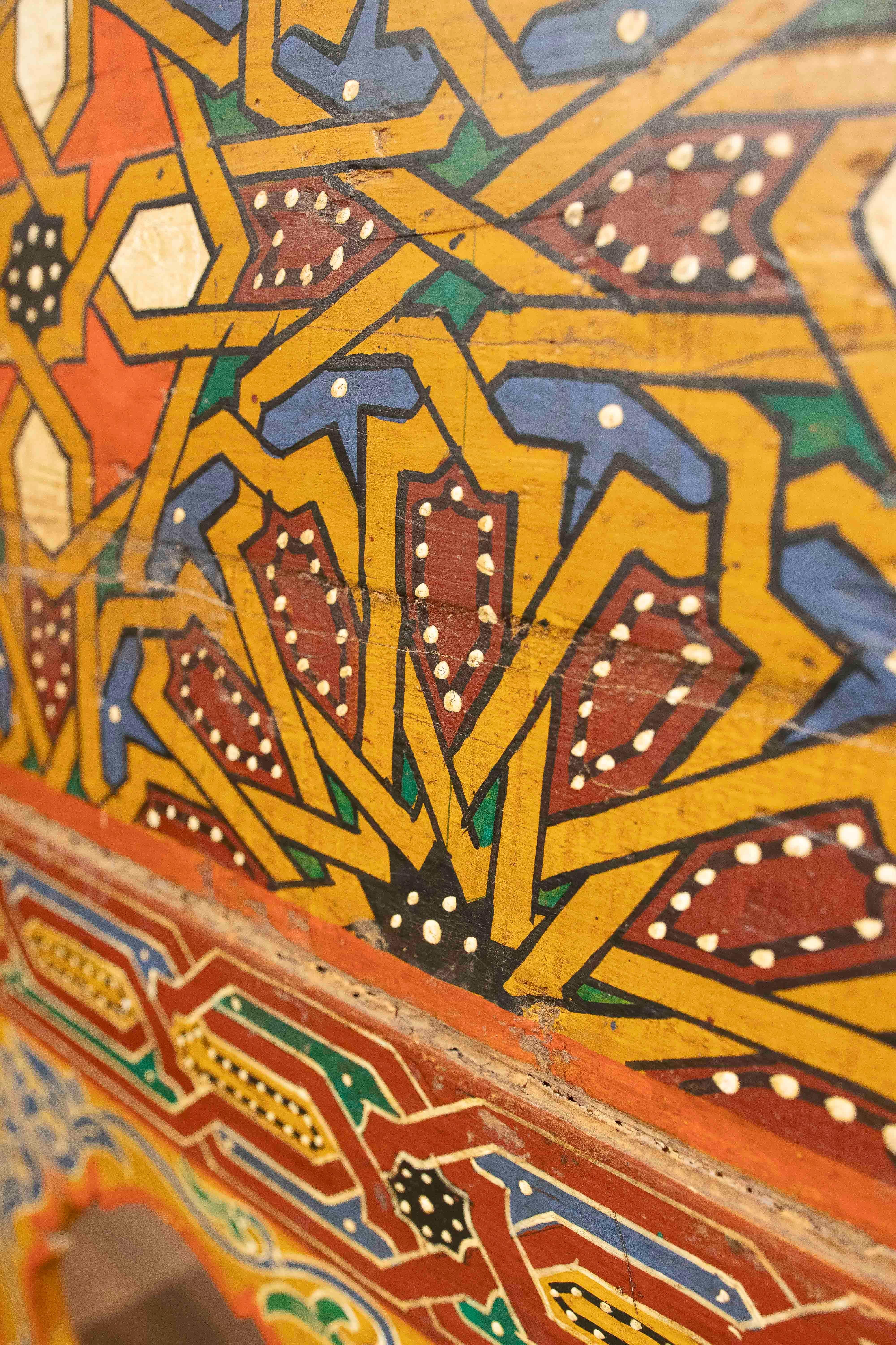 20ième siècle Miroir marocain polychrome des années 1980 avec design géométrique fait à la main en vente