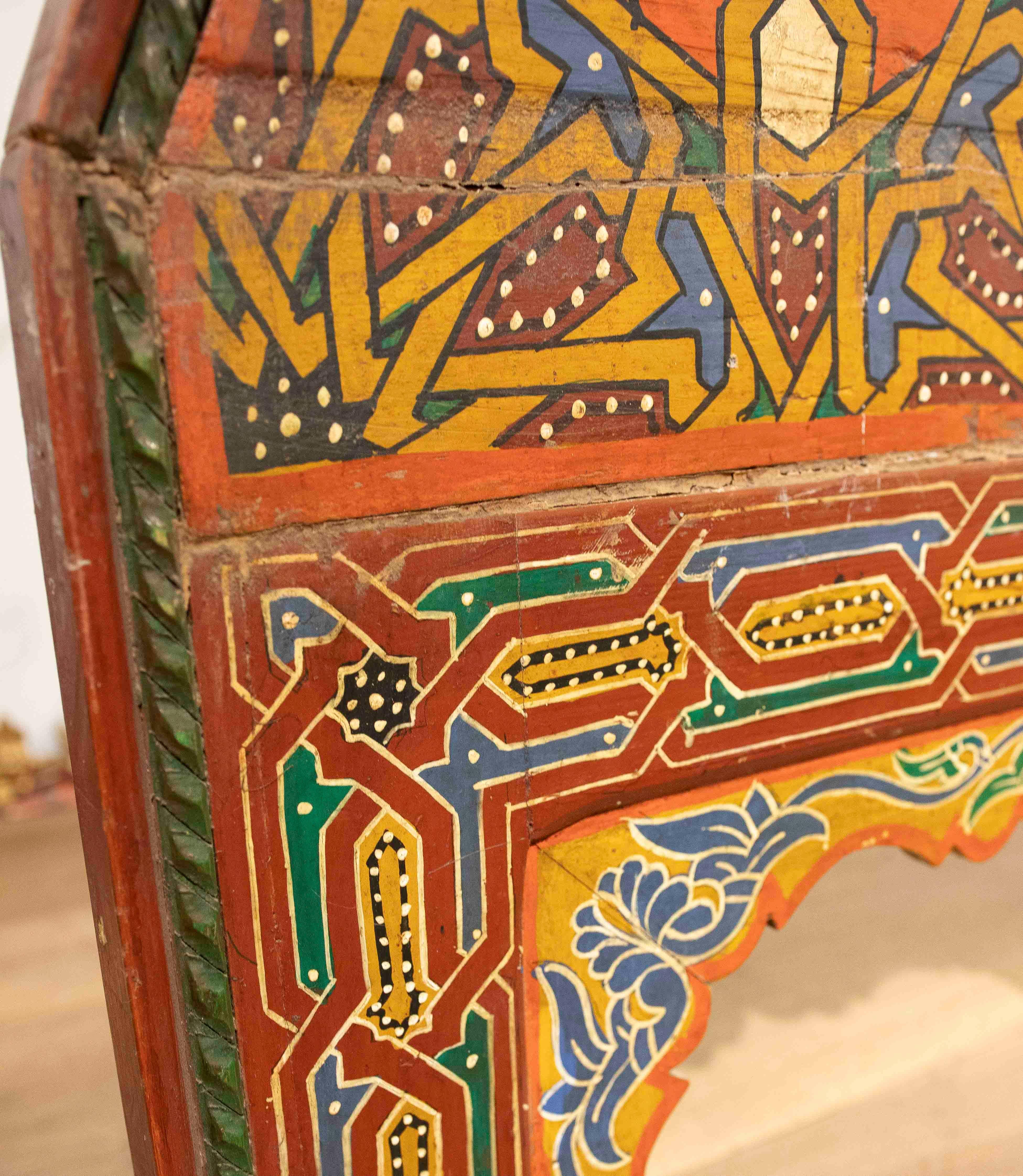 Miroir marocain polychrome des années 1980 avec design géométrique fait à la main en vente 2
