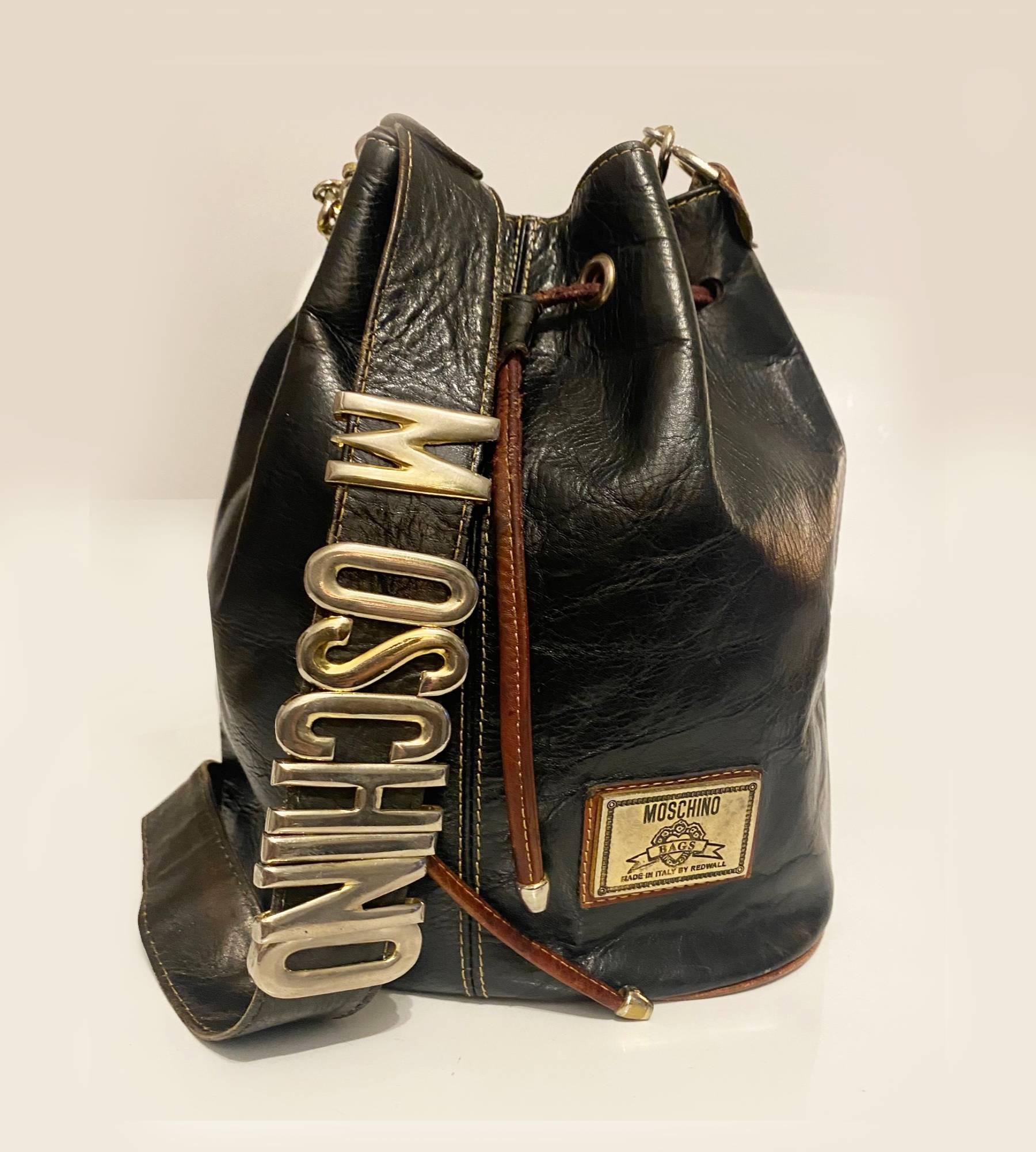 MOSCHINO Vintage Bucket bag in Black Brown leather, gold tome metal lettering that slides along the strap, inside zipped pocket.


This vintage leather bag is stylish and a practical way to add some signature Moschino flair to your wardrobe. It's a