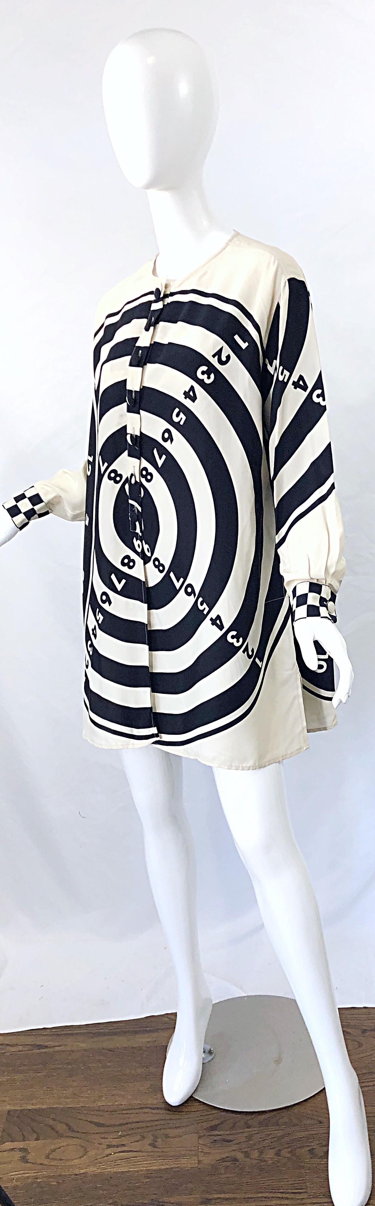 1980er Moschino Cheap & Chic Bullseye Schwarz und Weiß Größe 8 Vintage Tunika Kleid im Angebot 3