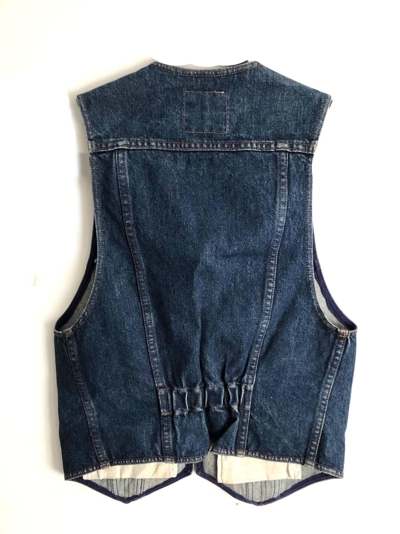 Moschino denim waistcoat, 4 front fake pockets, front bronze metal button closure

Size: 44 IT - 10/12 UK - 8 USA 
Condition: 1980s, vintage in like new condition 