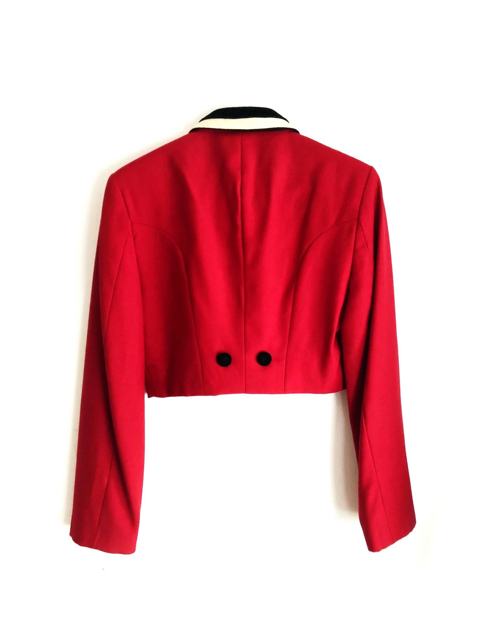 A statement blazer from Moschino in military tailored style, red wool, fake pockets with black velvet details, black and white silk stripe lining, Made In Italy 

Condition: 1980s/1990s, very good 

Size: 40 IT / 8 UK / 2-4 USA

Measurements: 
-