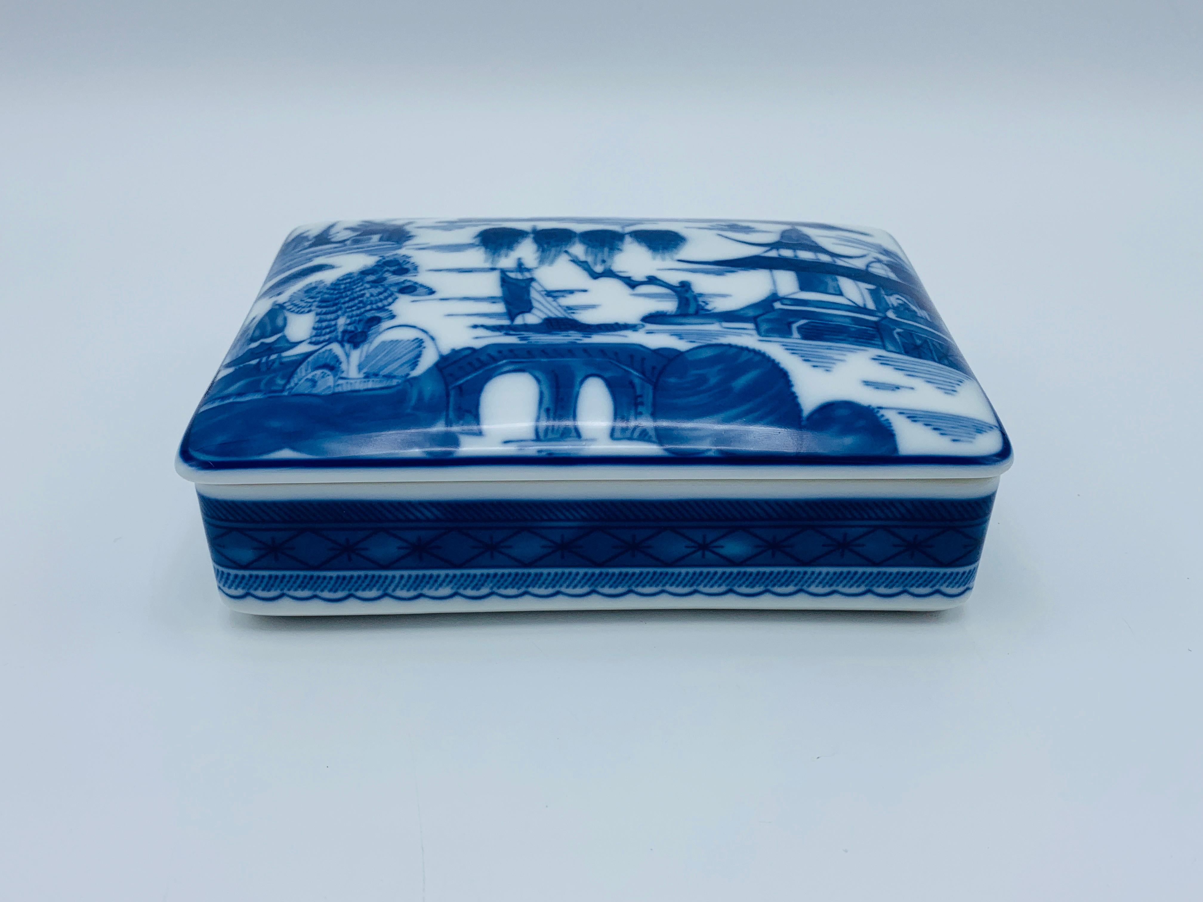 Listed is a beautiful, 1980s Mottahedeh 'Blue Canton' porcelain rectangular box. 'Blue Canton' is Mottahedeh's take on the historic and significantly known 'Blue Willow' pattern, originally created by Minton in 1910s. This piece is in exquisite