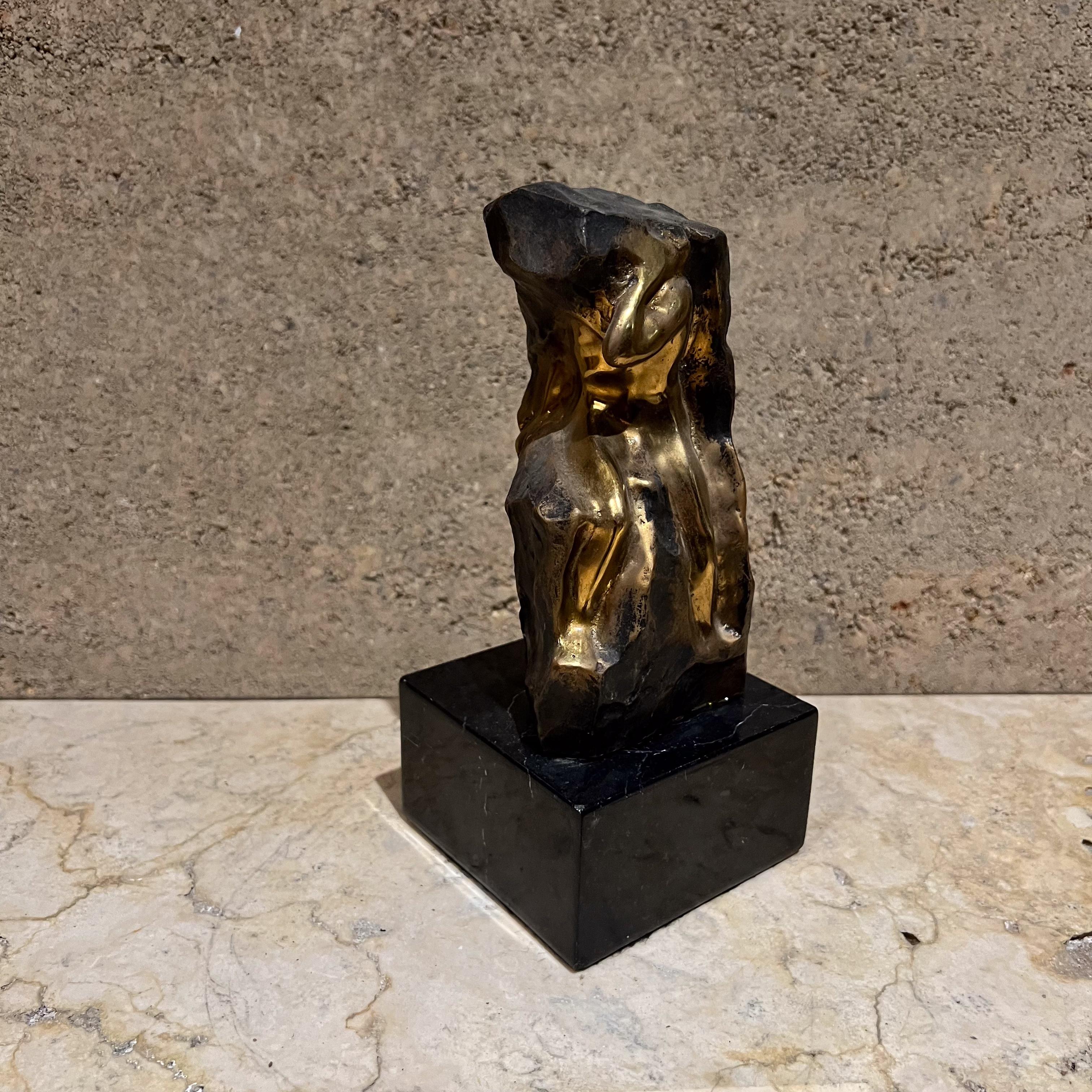 Moderno Scultura rocciosa dell'uomo forte in bronzo montata nel 1980 in vendita