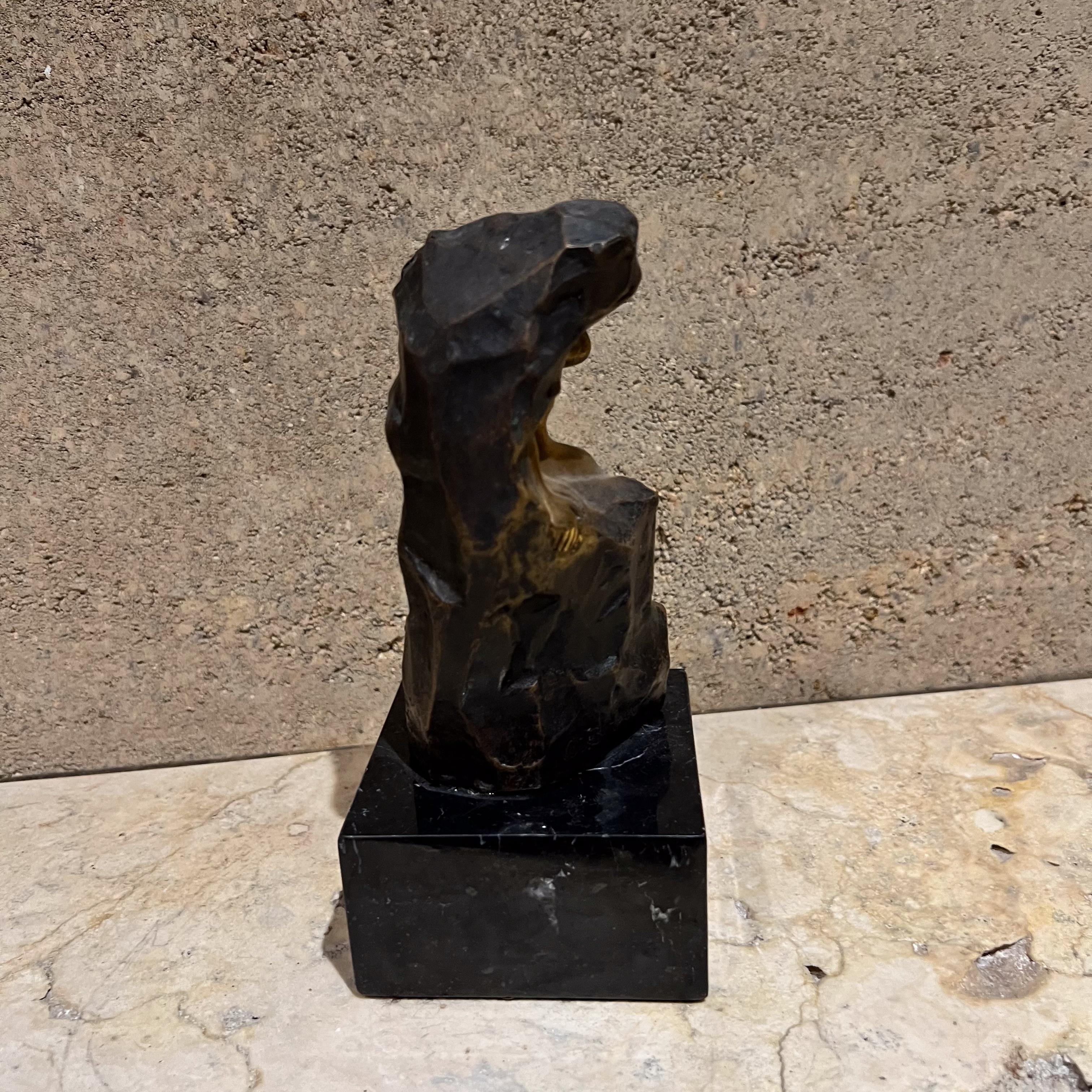 Bronzo Scultura rocciosa dell'uomo forte in bronzo montata nel 1980 in vendita