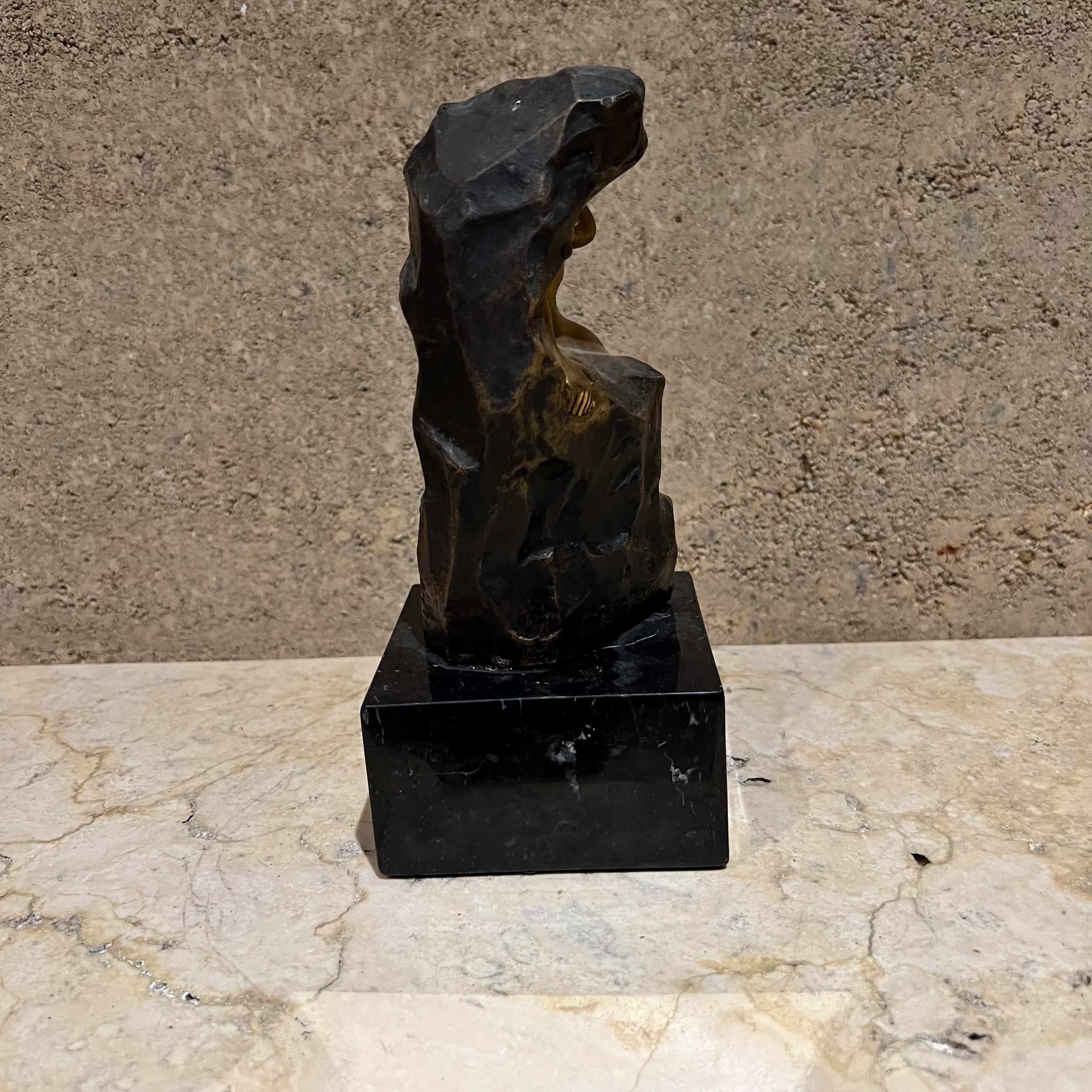 Scultura rocciosa dell'uomo forte in bronzo montata nel 1980 in vendita 1