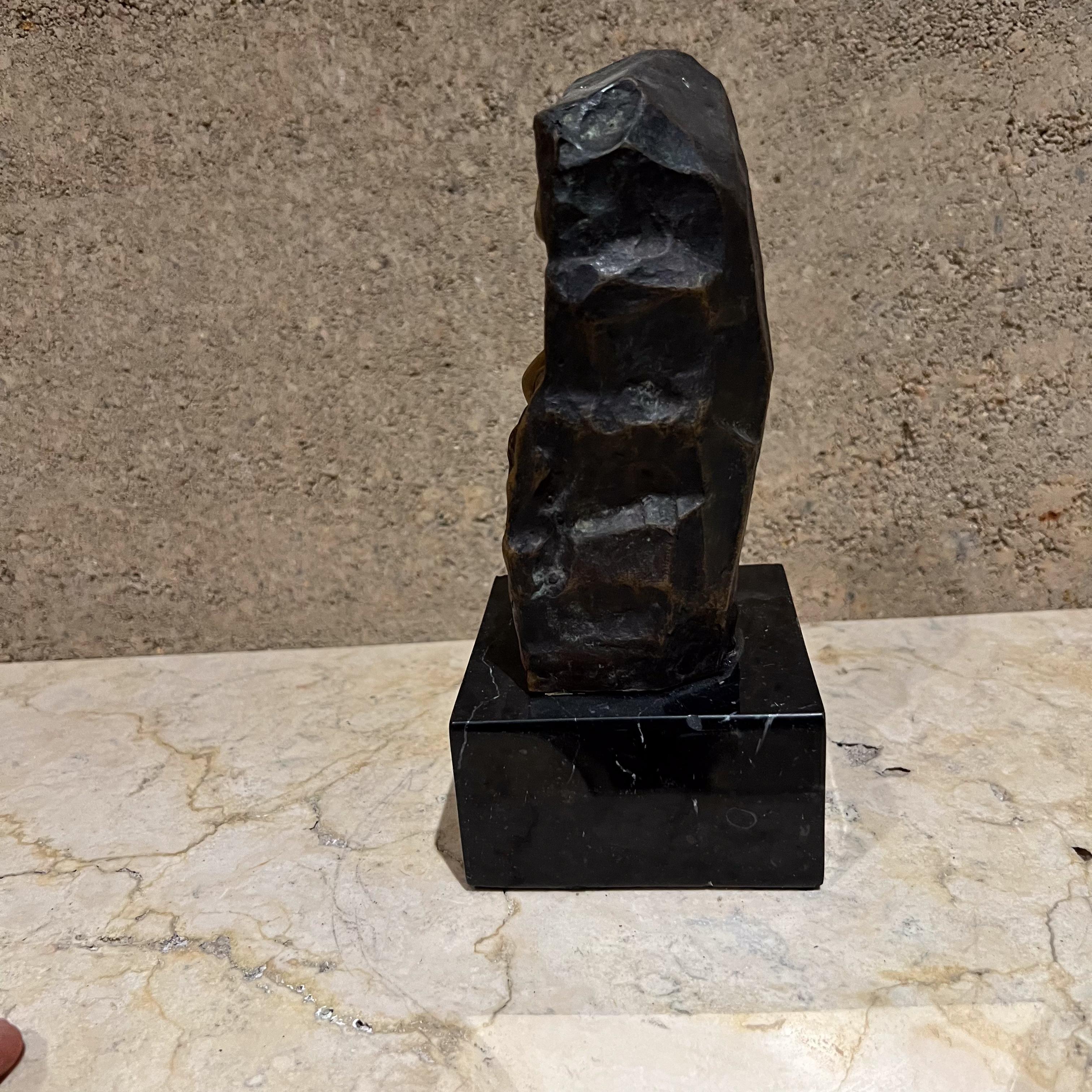 Scultura rocciosa dell'uomo forte in bronzo montata nel 1980 in vendita 2