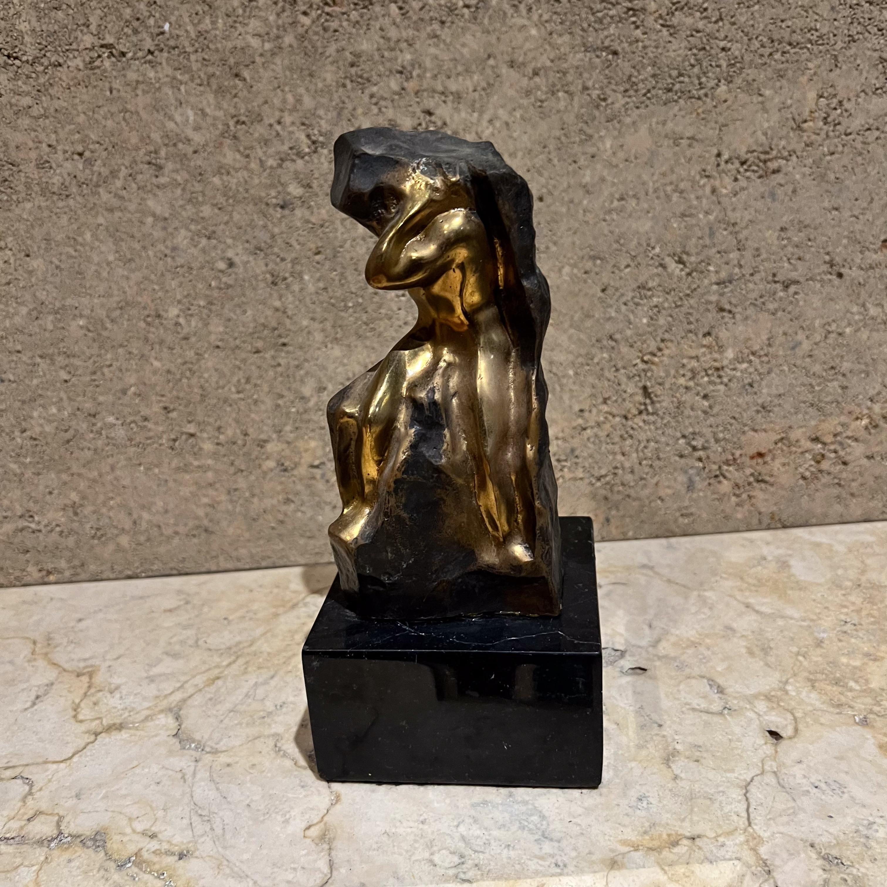 Scultura rocciosa dell'uomo forte in bronzo montata nel 1980 in vendita 3