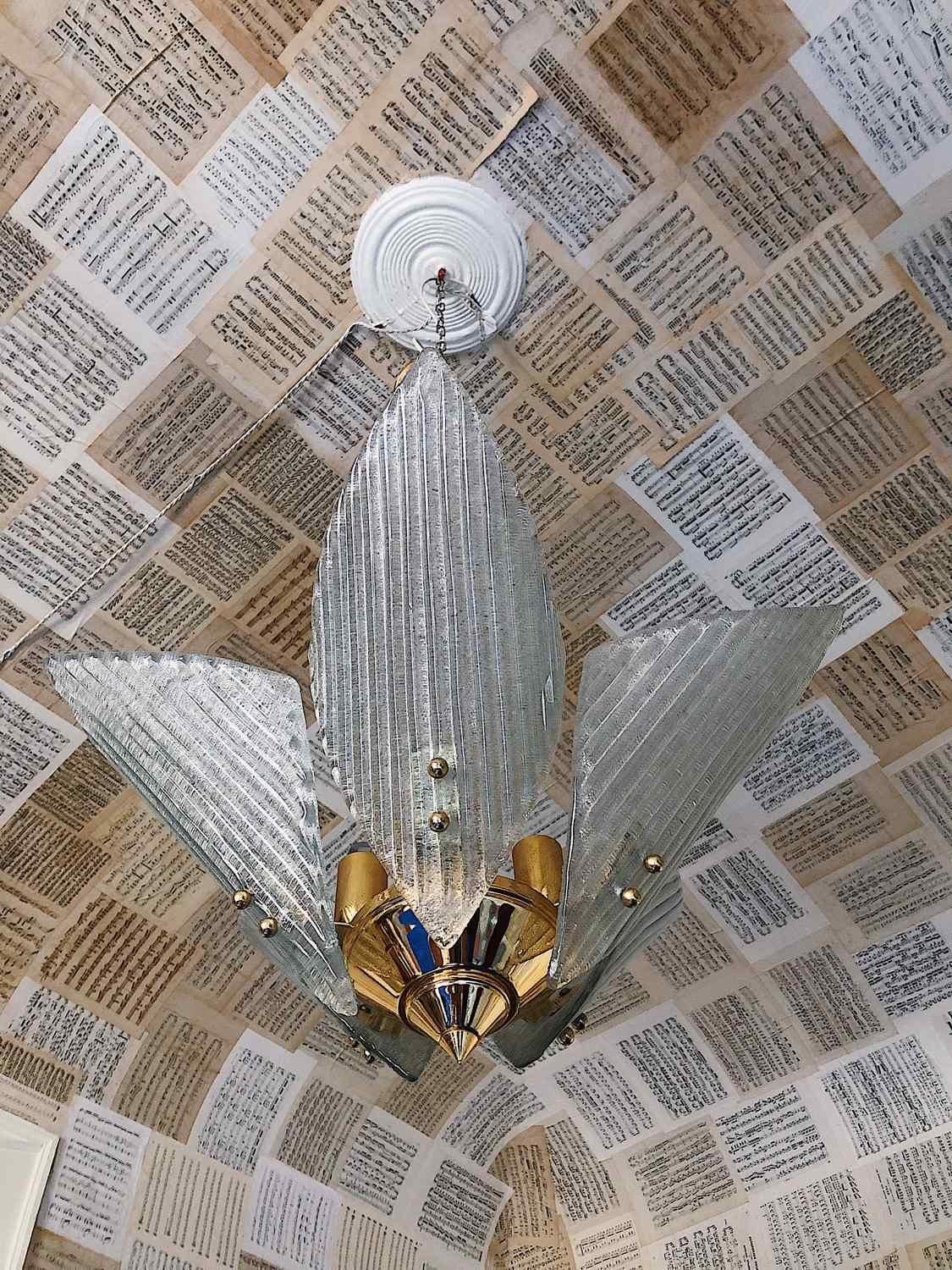 Beautiful ceiling lamp in Murano glass, circa 1980s. The light has 5 bulb.
 