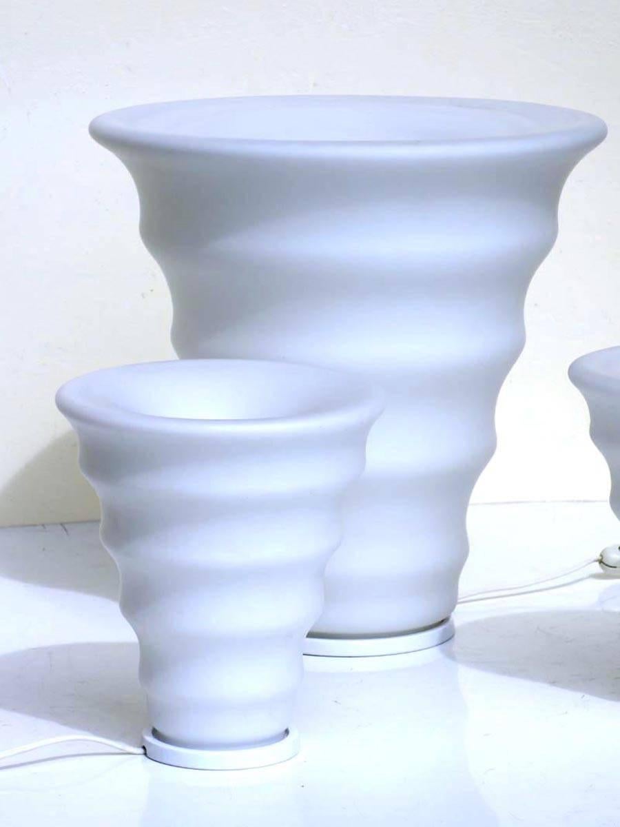 White frosted glass

Perfect working order
Perfect condition

Measures: H 41 / 26 cm.