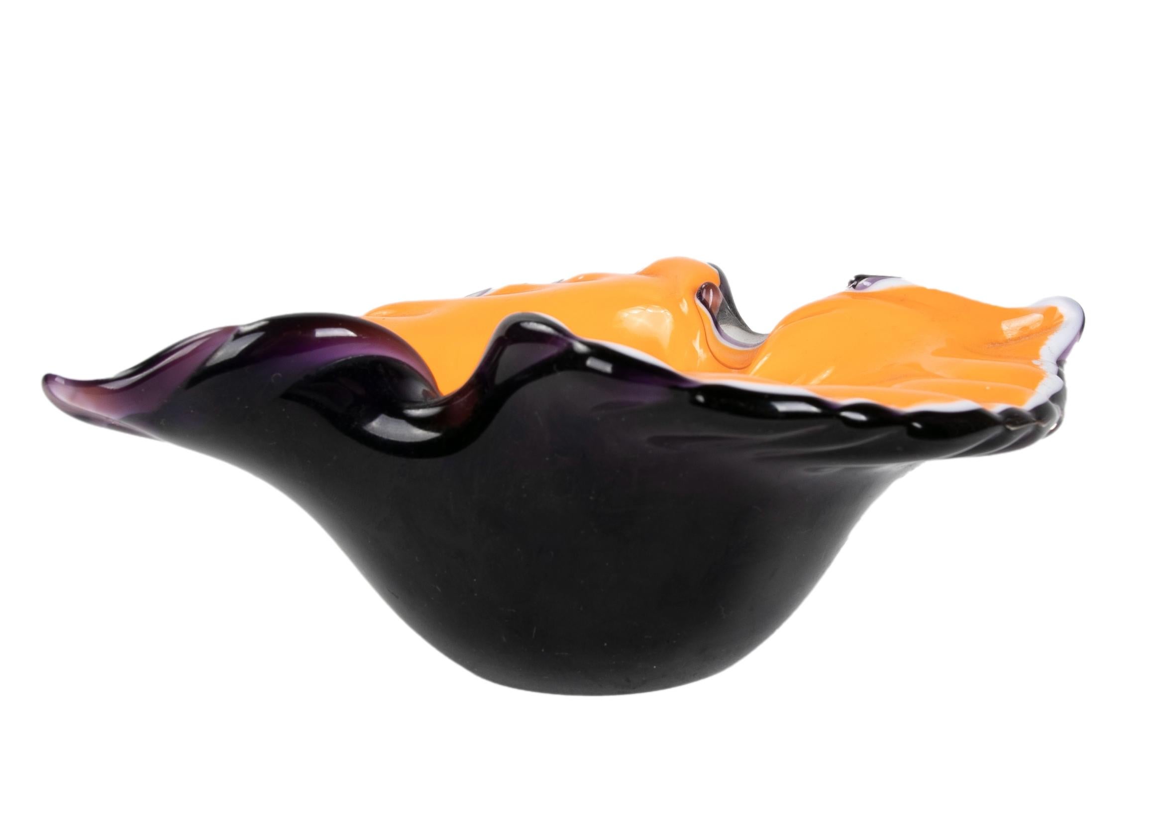 Verre de Murano Coquille en verre de Murano des années 1980 en violet et jaune en vente