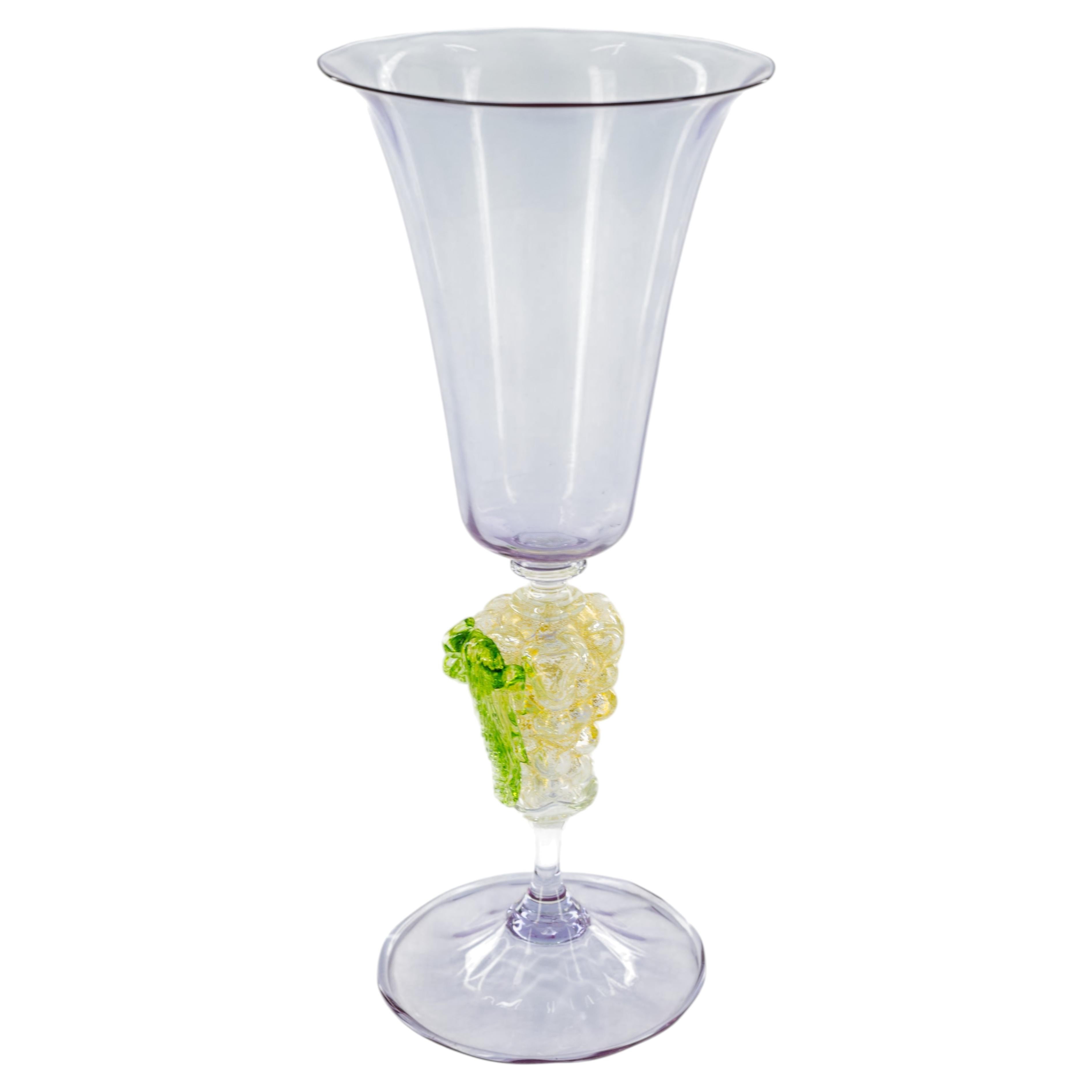 Verre à vin en verre de Murano italien, décoré d'un motif de raisins, violet, vert et doré, années 1980 en vente