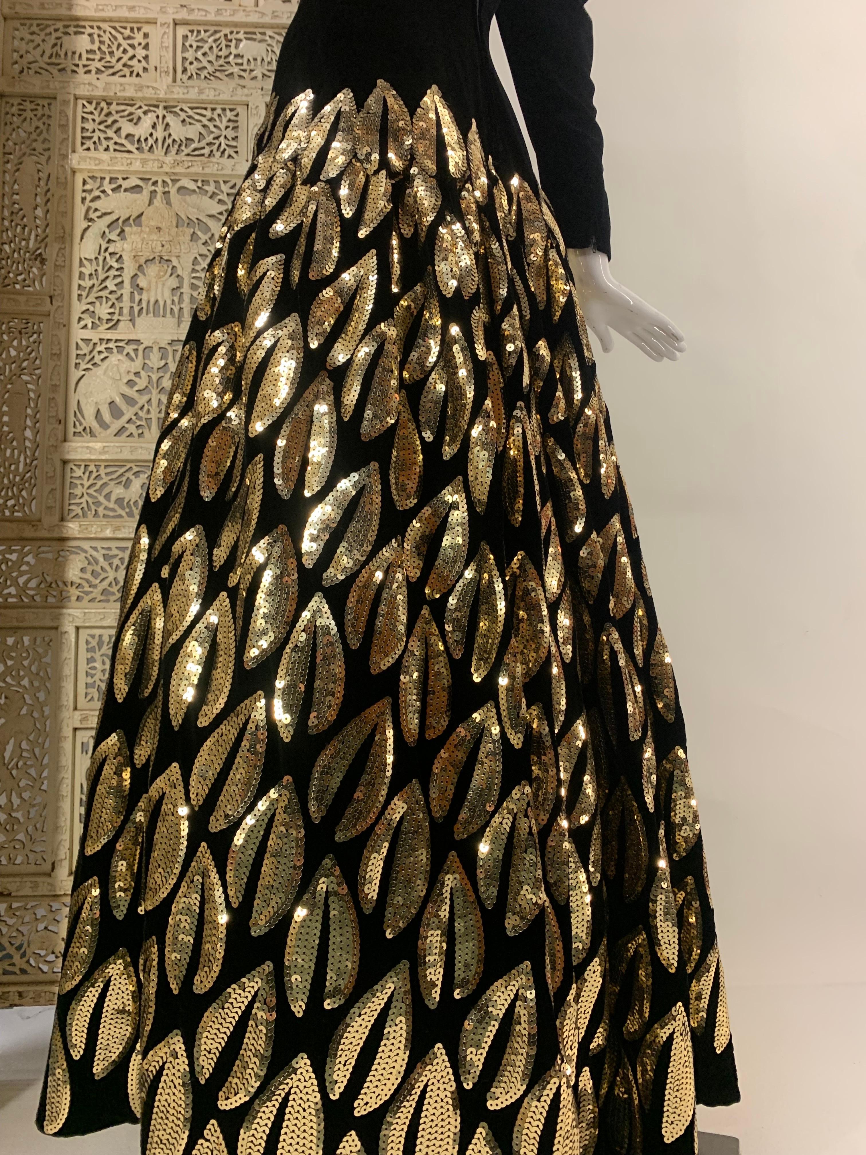 1980 Murray Arbeid - London Robe en velours noir avec feuilles et crinoline en paillettes d'or en vente 7